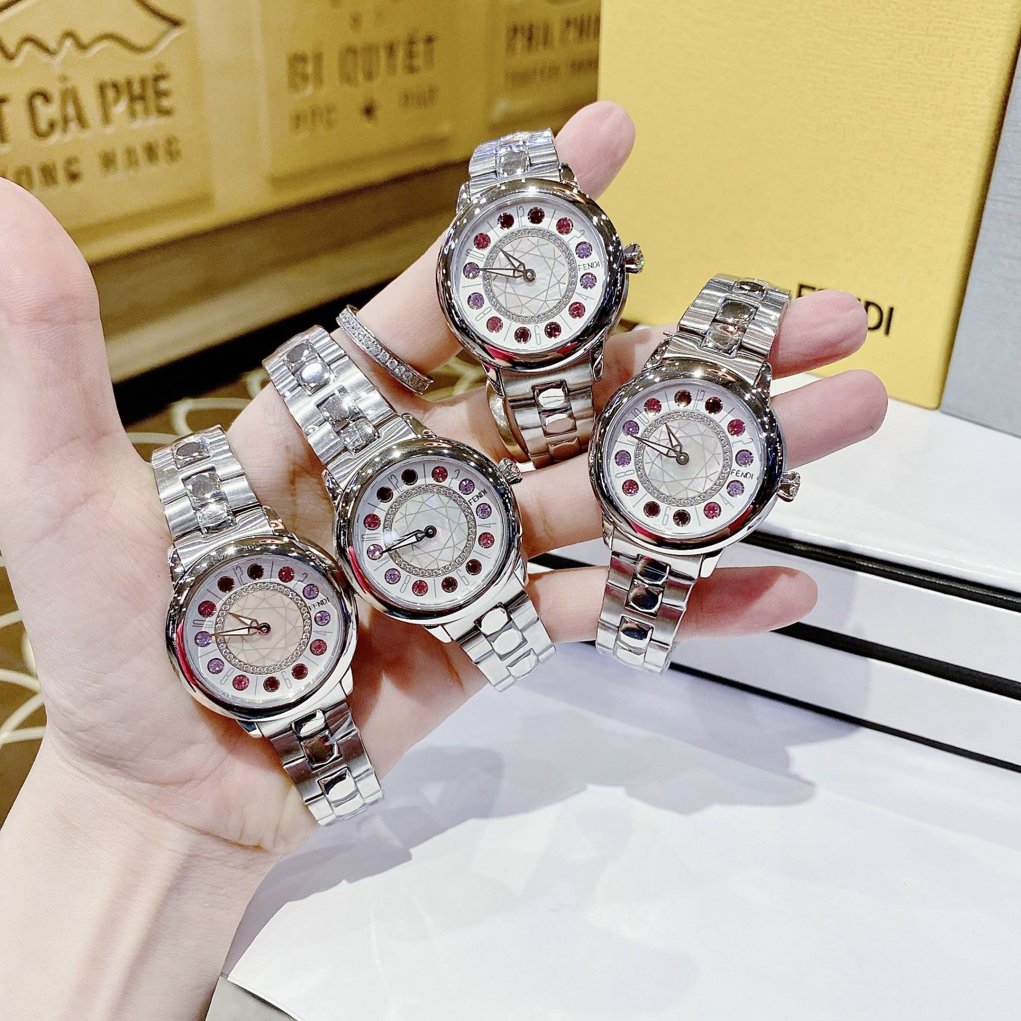 Đồng Hồ Fendi IShine |Nữ Giới |Mặt Tròn |Đính Đá Đỏ |Dây Kim Loại Silver |Máy Pin (Quartz) |Size 33mm |donghogiatot.vn