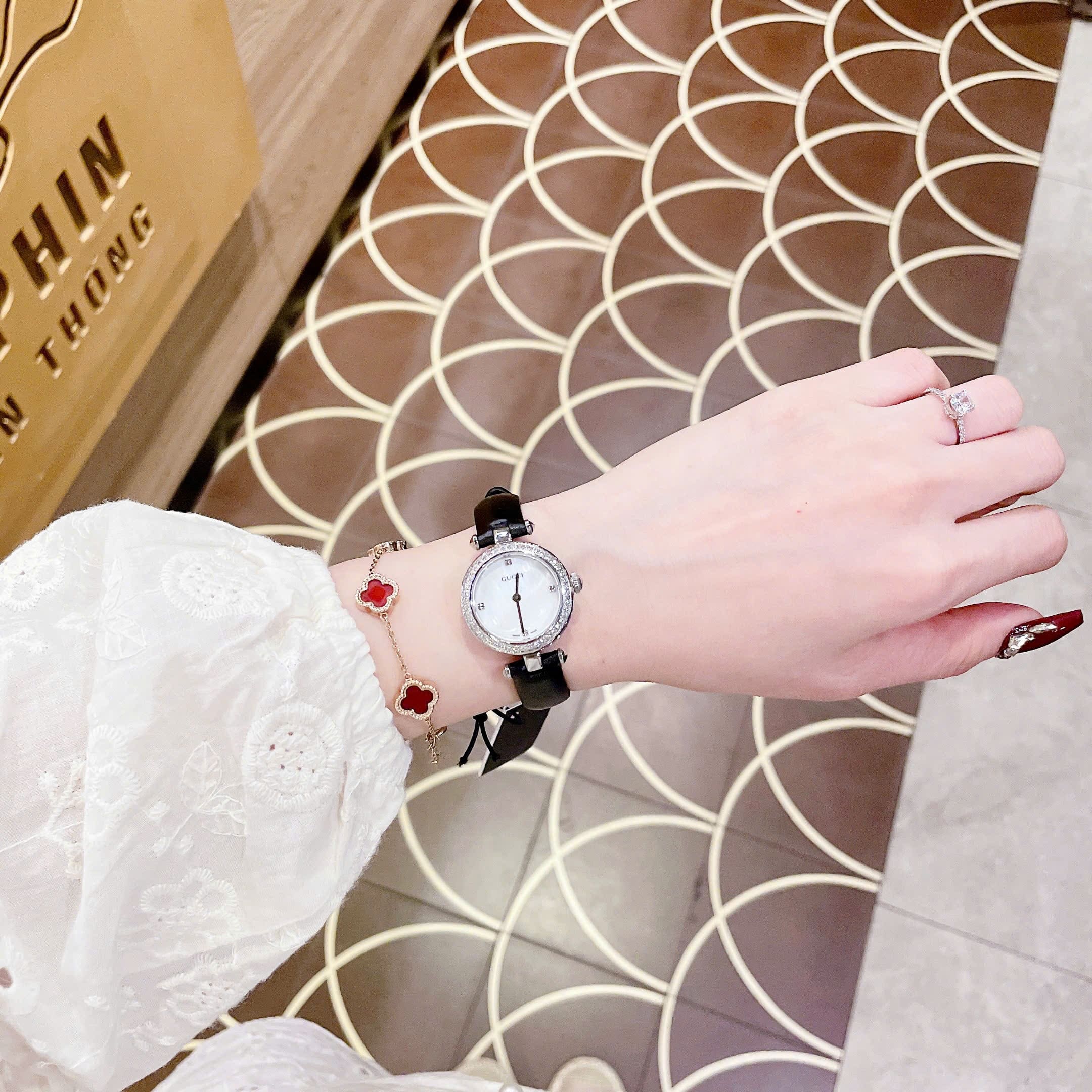 Đồng Hồ Gucci Diamantissima |Nữ |Mặt Tròn |Đính Đá |Dây Da Đen |Máy Pin (Quartz) |Size 28mm |donghogiatot.vn