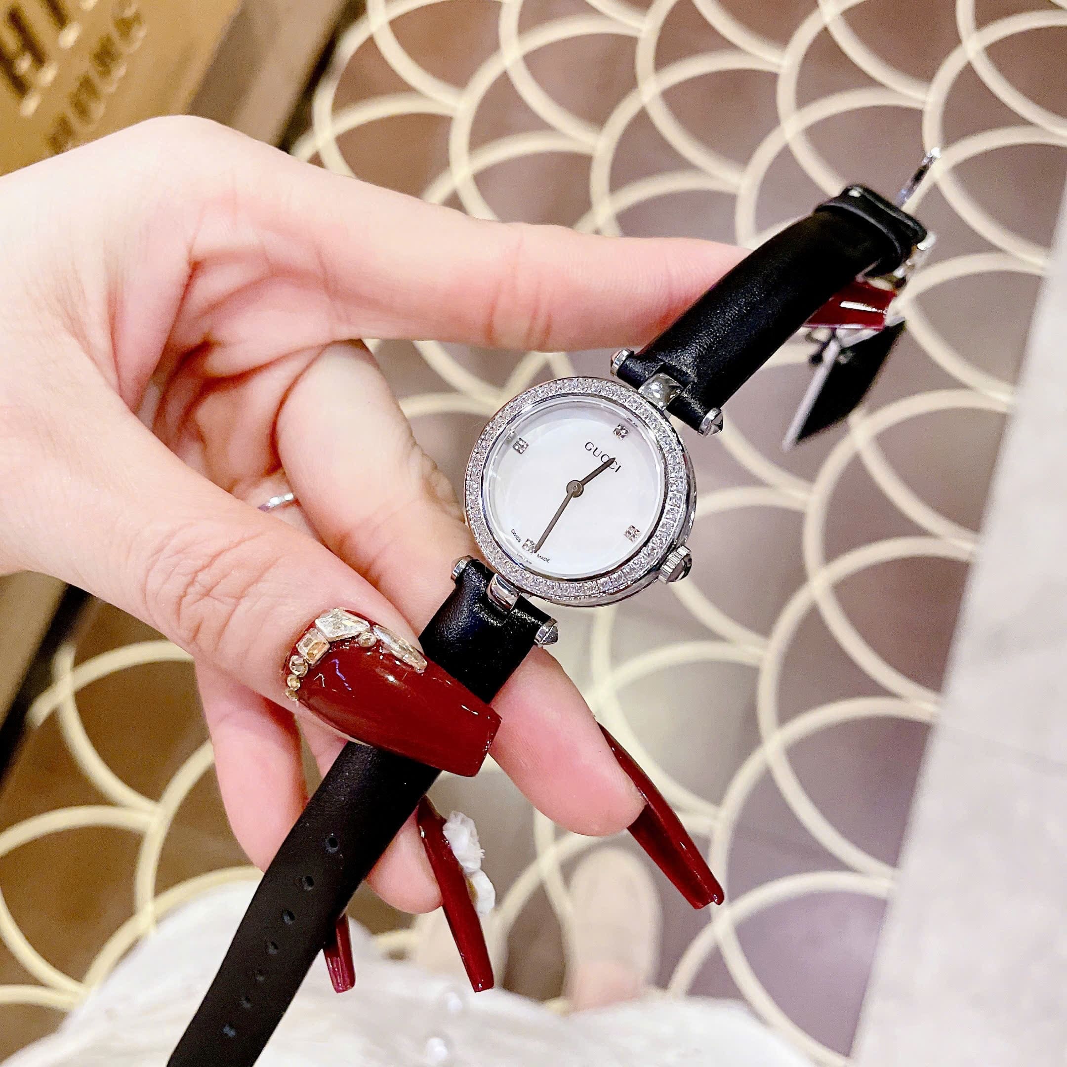 Đồng Hồ Gucci Diamantissima |Nữ |Mặt Tròn |Đính Đá |Dây Da Đen |Máy Pin (Quartz) |Size 28mm |donghogiatot.vn