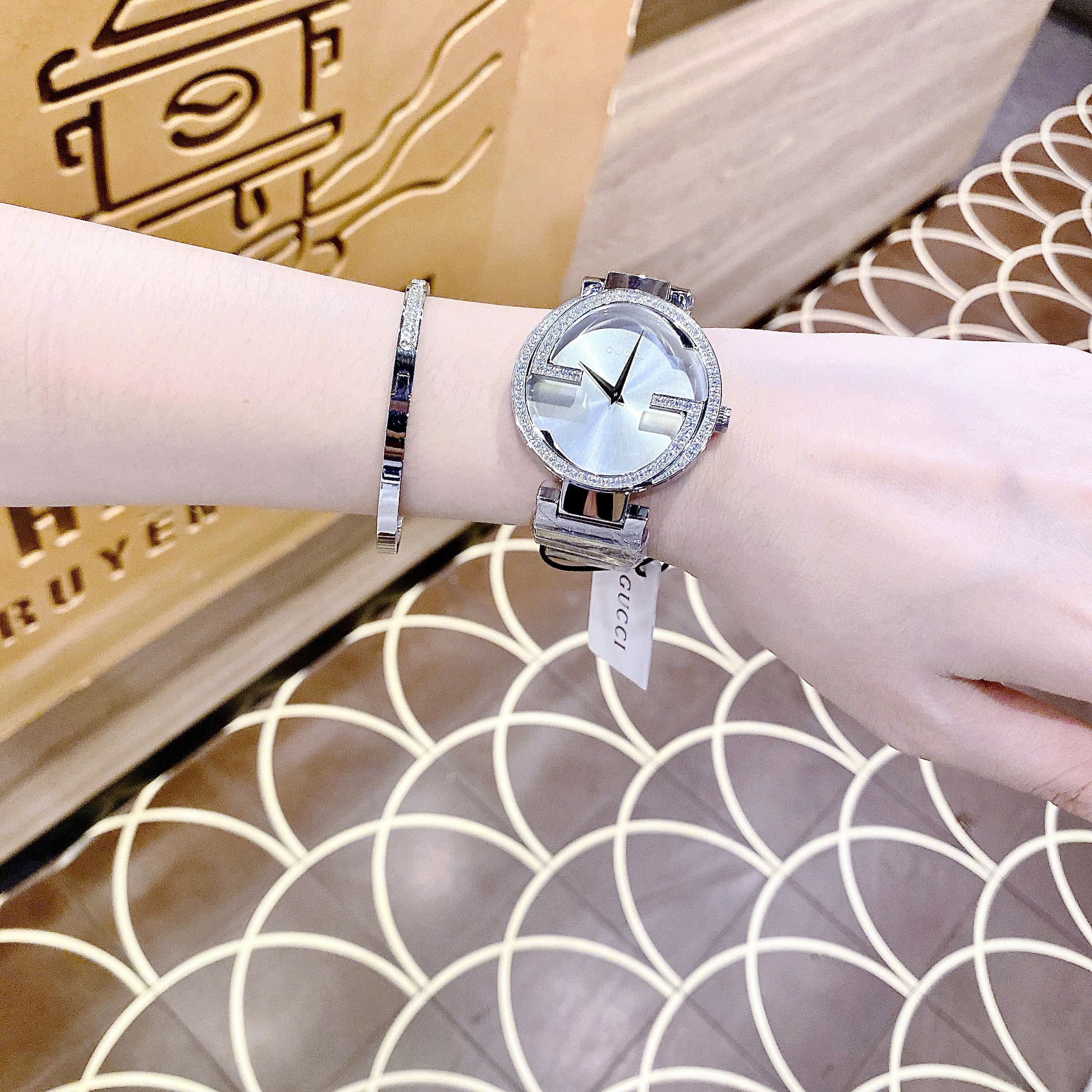 Đồng Hồ Gucci Interlocking Diamond |Nữ Giới |Mặt Trắng |Lắc Tay Silver |Máy Pin (Quartz) |Size 38mm |donghogiatot.vn