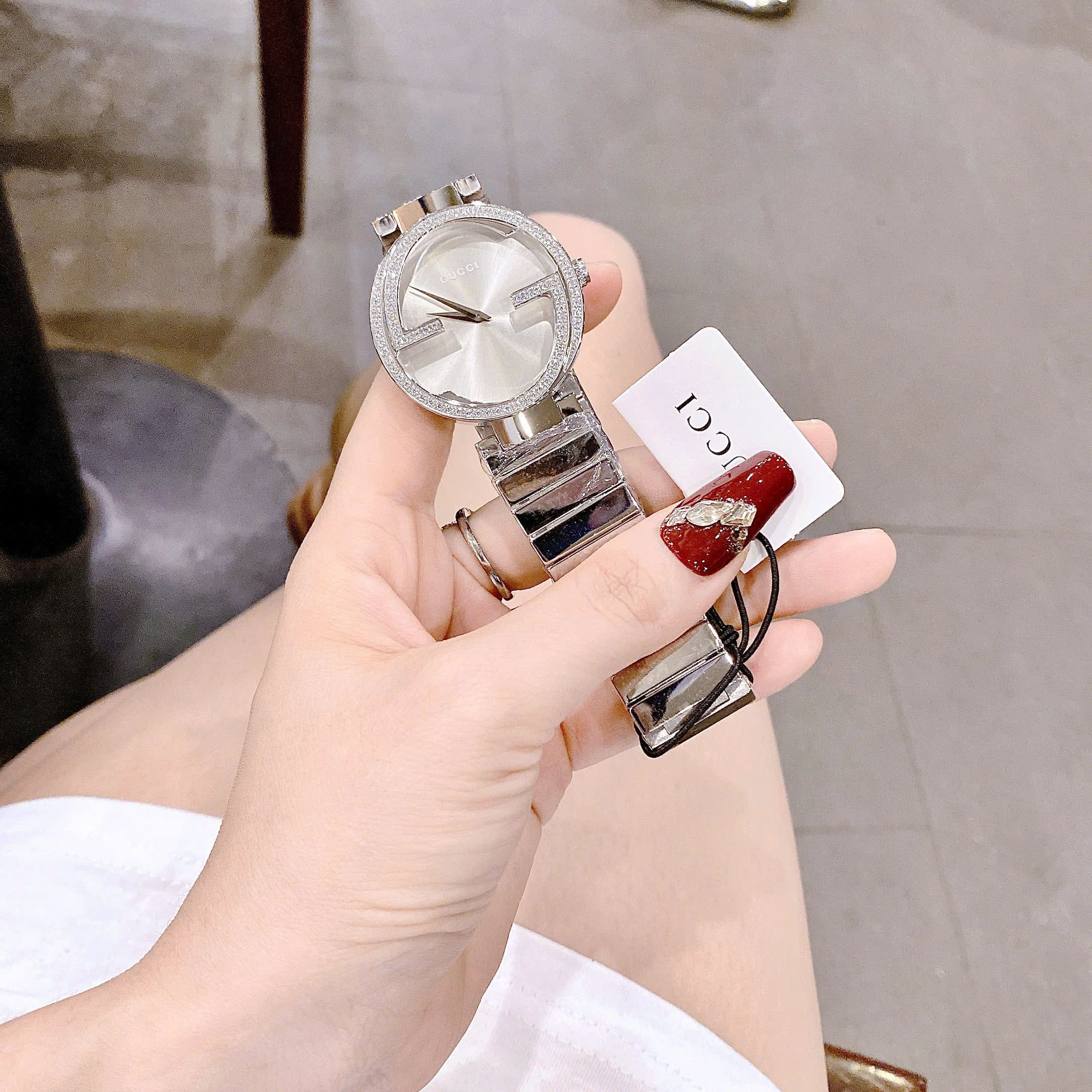 Đồng Hồ Gucci Interlocking Diamond |Nữ Giới |Mặt Trắng |Lắc Tay Silver |Máy Pin (Quartz) |Size 38mm |donghogiatot.vn