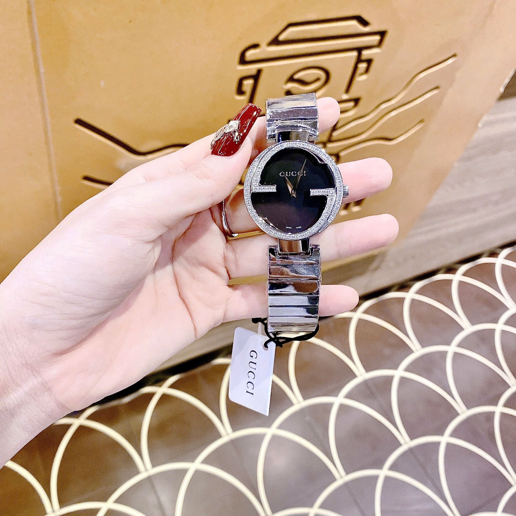 Đồng Hồ Gucci Interlocking |Nữ Giới |Mặt Đen |Đính Đá |Dây Kim Loại Silver |Máy Pin (Quartz) |Size 38mm |donghogiatot.vn