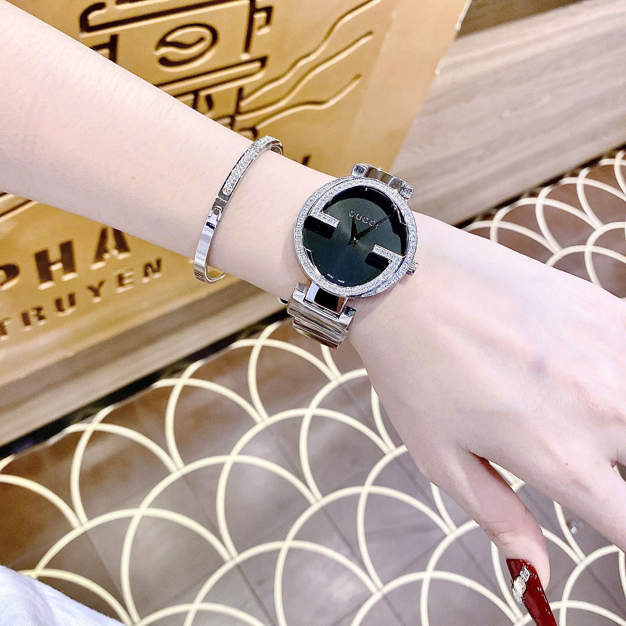 Đồng Hồ Gucci Interlocking |Nữ Giới |Mặt Đen |Đính Đá |Dây Kim Loại Silver |Máy Pin (Quartz) |Size 38mm |donghogiatot.vn