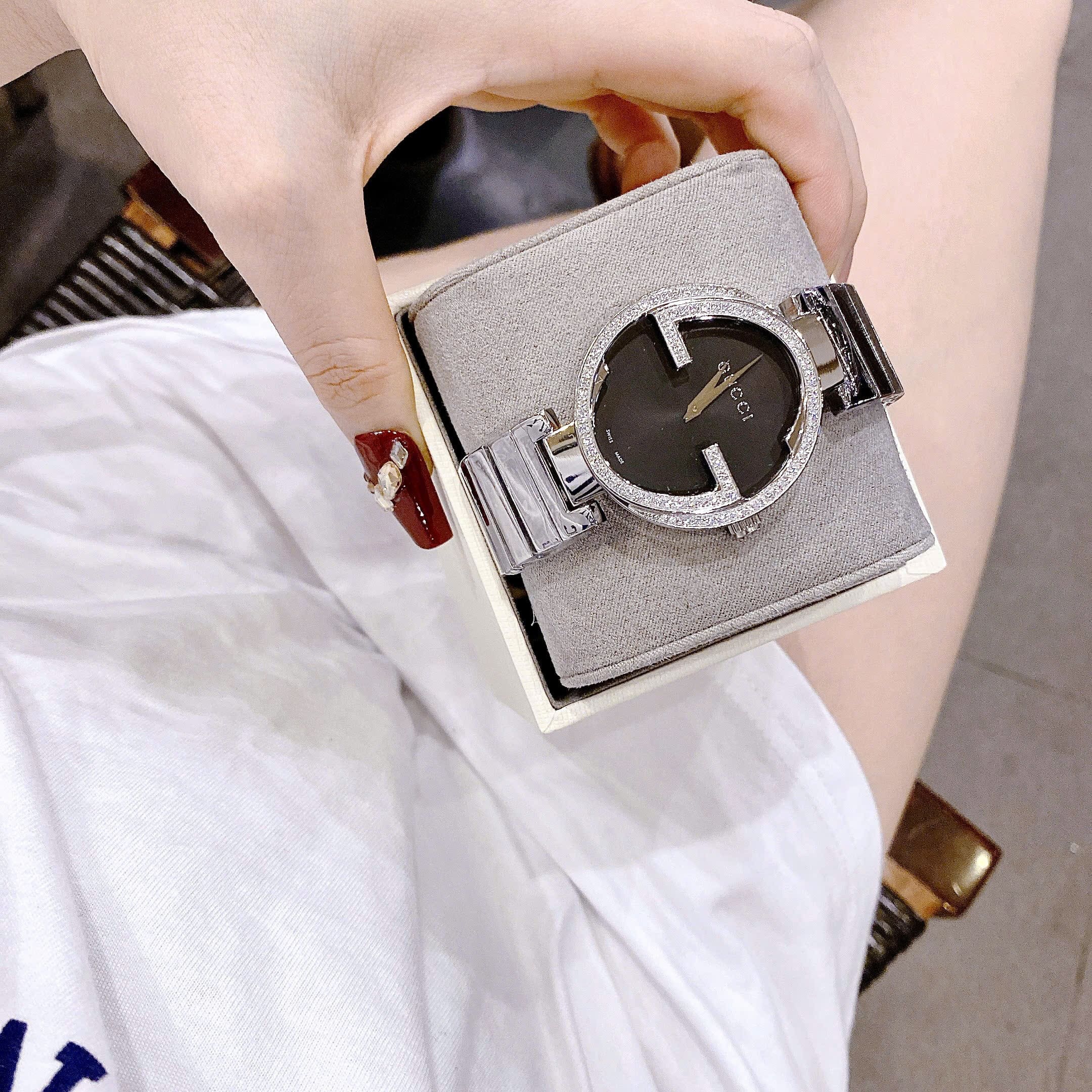 Đồng Hồ Gucci Interlocking |Nữ Giới |Mặt Đen |Đính Đá |Dây Kim Loại Silver |Máy Pin (Quartz) |Size 38mm |donghogiatot.vn