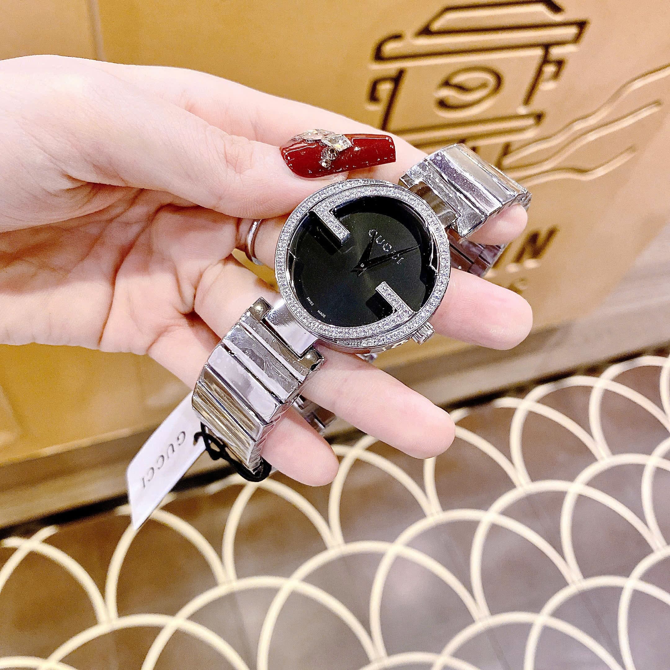 Đồng Hồ Gucci Interlocking |Nữ Giới |Mặt Đen |Đính Đá |Dây Kim Loại Silver |Máy Pin (Quartz) |Size 38mm |donghogiatot.vn