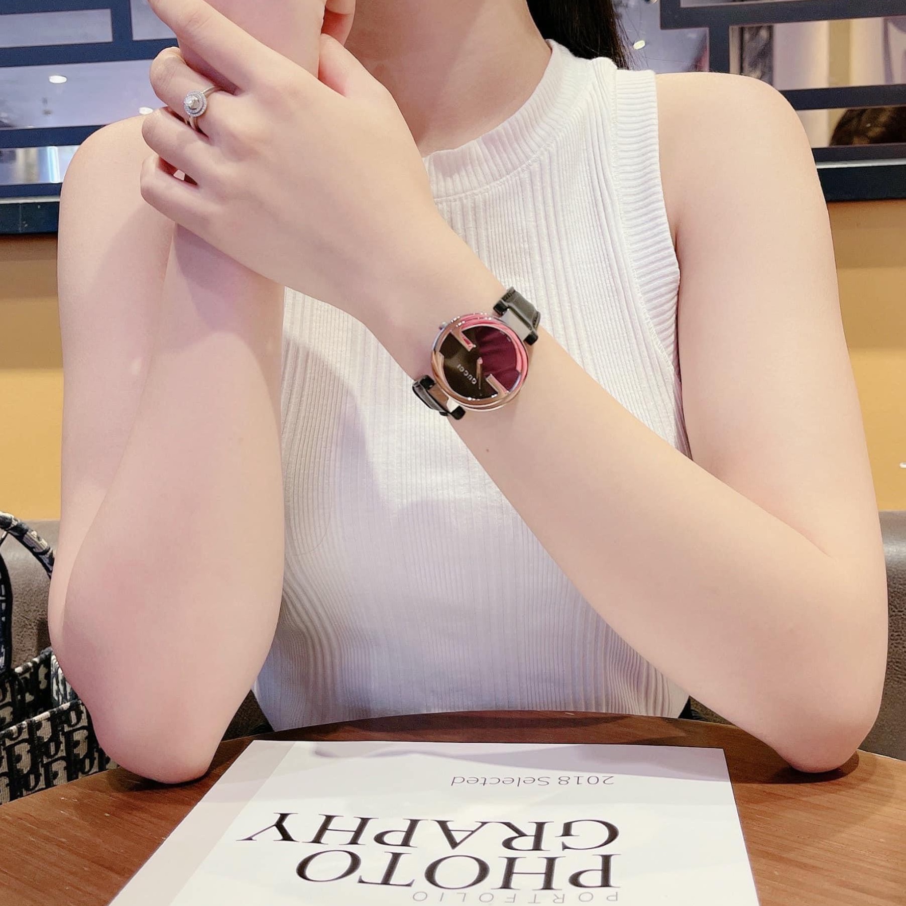 Đồng Hồ Gucci Interlocking |Nữ Giới |Mặt Tròn |Mặt Đen |Dây Da Đen |Máy Pin (Quartz) |Donghogiatot.vn