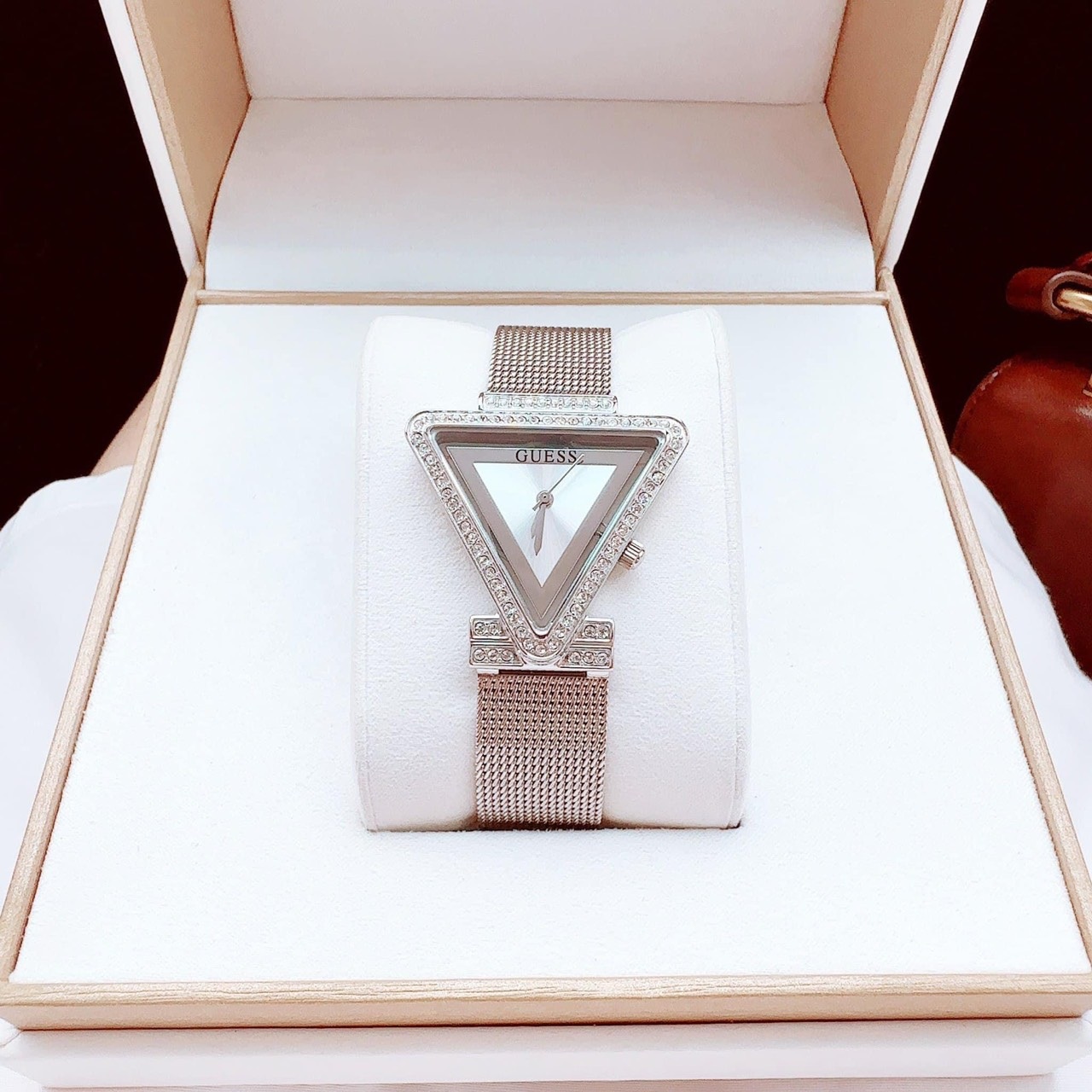 Đồng Hồ Guess Mặt Tam Giác |Nữ Giới |Mặt Trắng |Dây Lưới (Mesh) |Máy Pin (Quartz) |Donghogiatot.vn