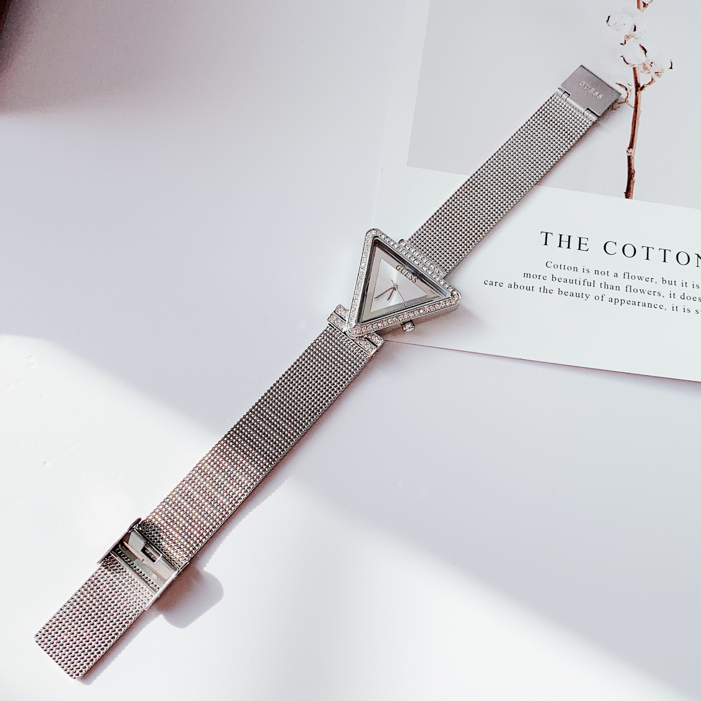 Đồng Hồ Guess Mặt Tam Giác |Nữ Giới |Mặt Trắng |Dây Lưới (Mesh) |Máy Pin (Quartz) |Donghogiatot.vn