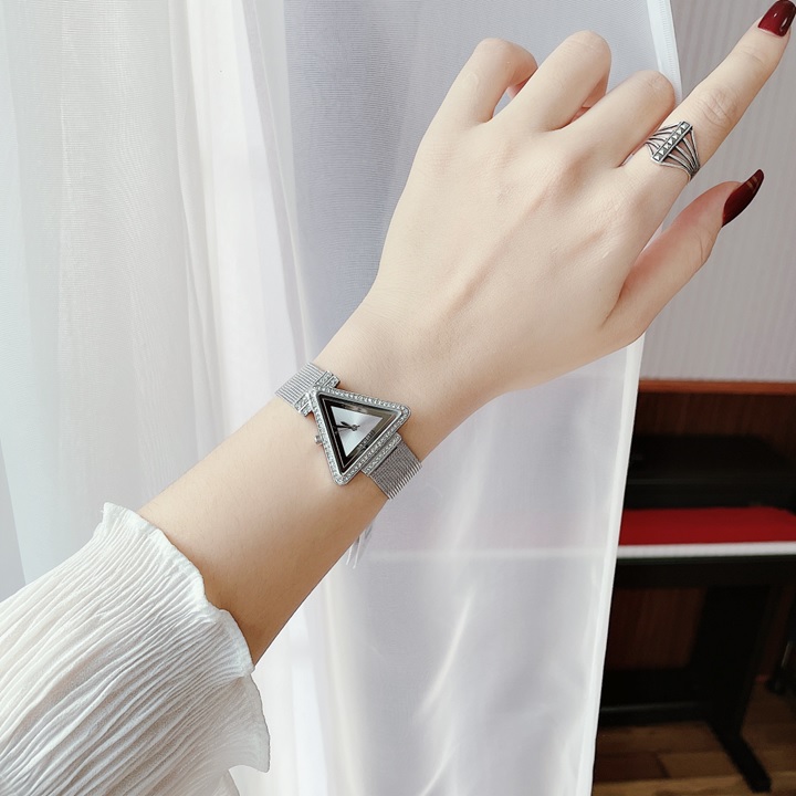 Đồng Hồ Guess Mặt Tam Giác |Nữ Giới |Mặt Trắng |Dây Lưới (Mesh) |Máy Pin (Quartz) |Donghogiatot.vn