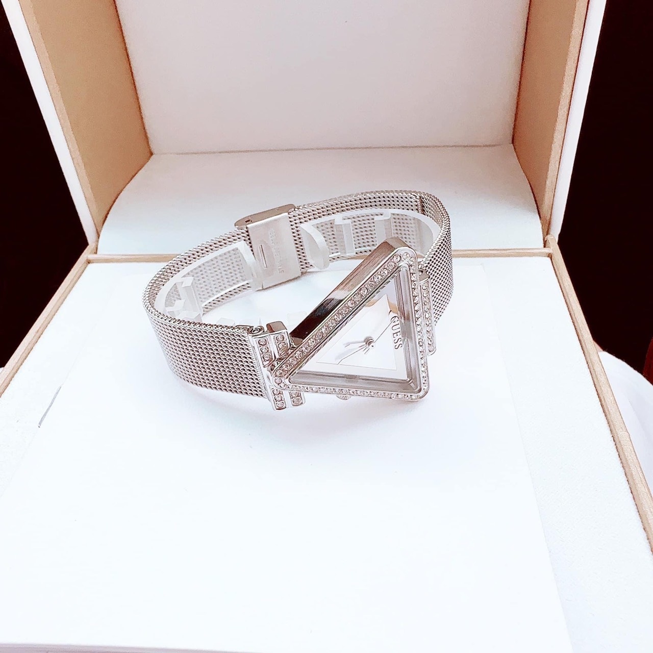 Đồng Hồ Guess Mặt Tam Giác |Nữ Giới |Mặt Trắng |Dây Lưới (Mesh) |Máy Pin (Quartz) |Donghogiatot.vn