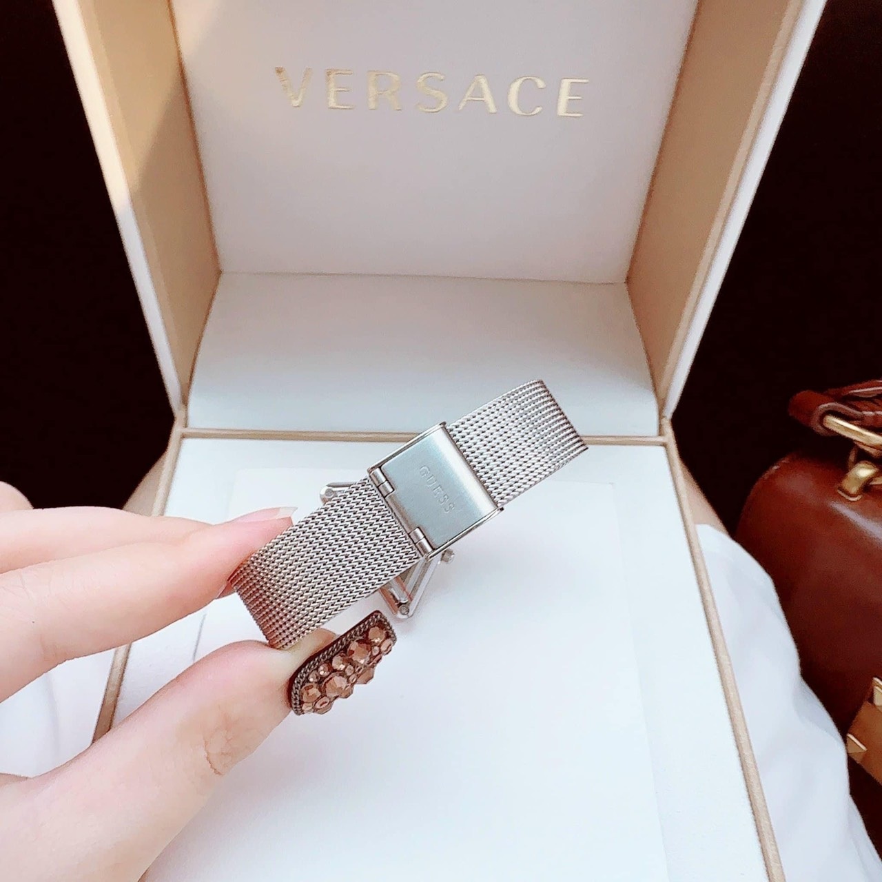 Đồng Hồ Guess Mặt Tam Giác |Nữ Giới |Mặt Trắng |Dây Lưới (Mesh) |Máy Pin (Quartz) |Donghogiatot.vn