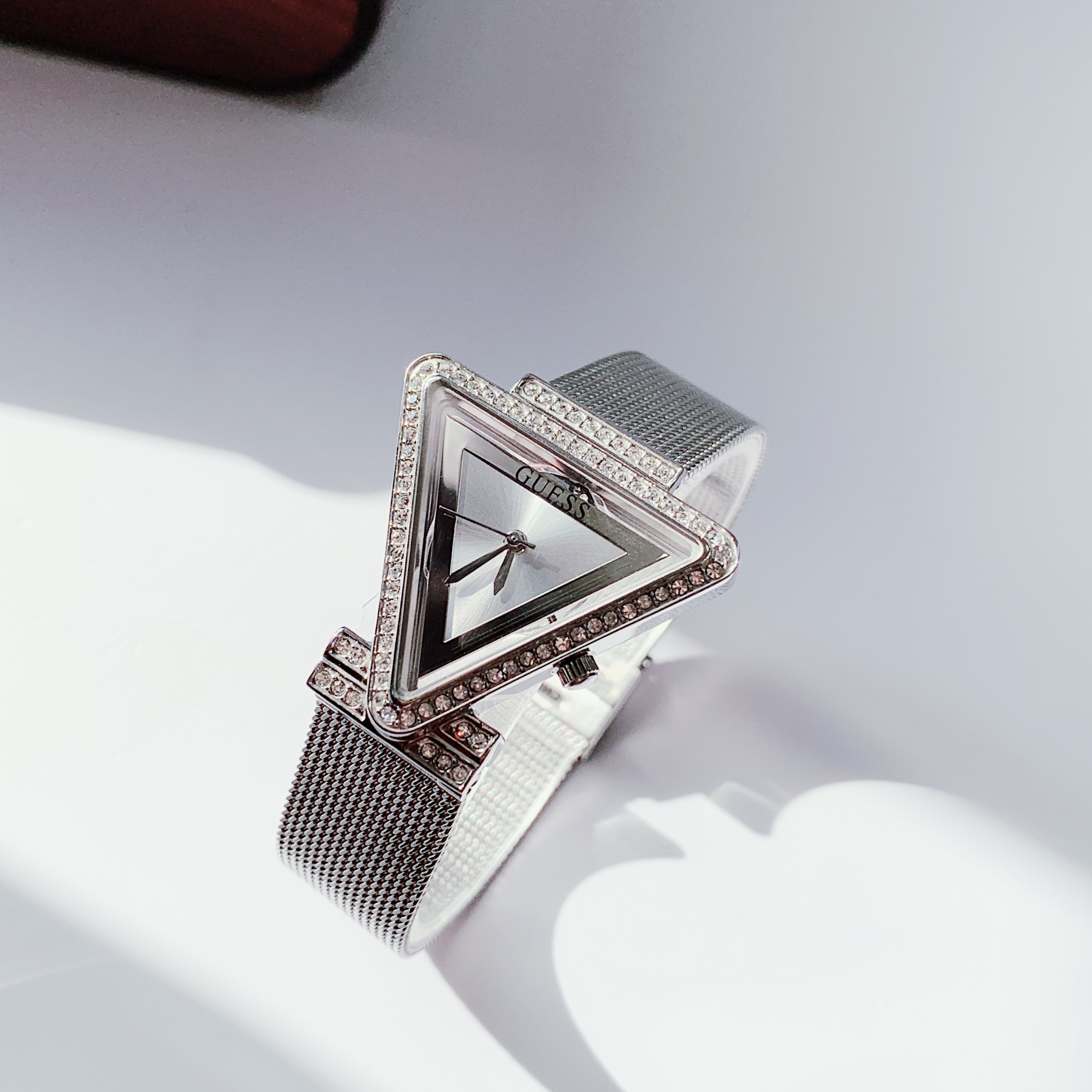 Đồng Hồ Guess Mặt Tam Giác |Nữ Giới |Mặt Trắng |Dây Lưới (Mesh) |Máy Pin (Quartz) |Donghogiatot.vn