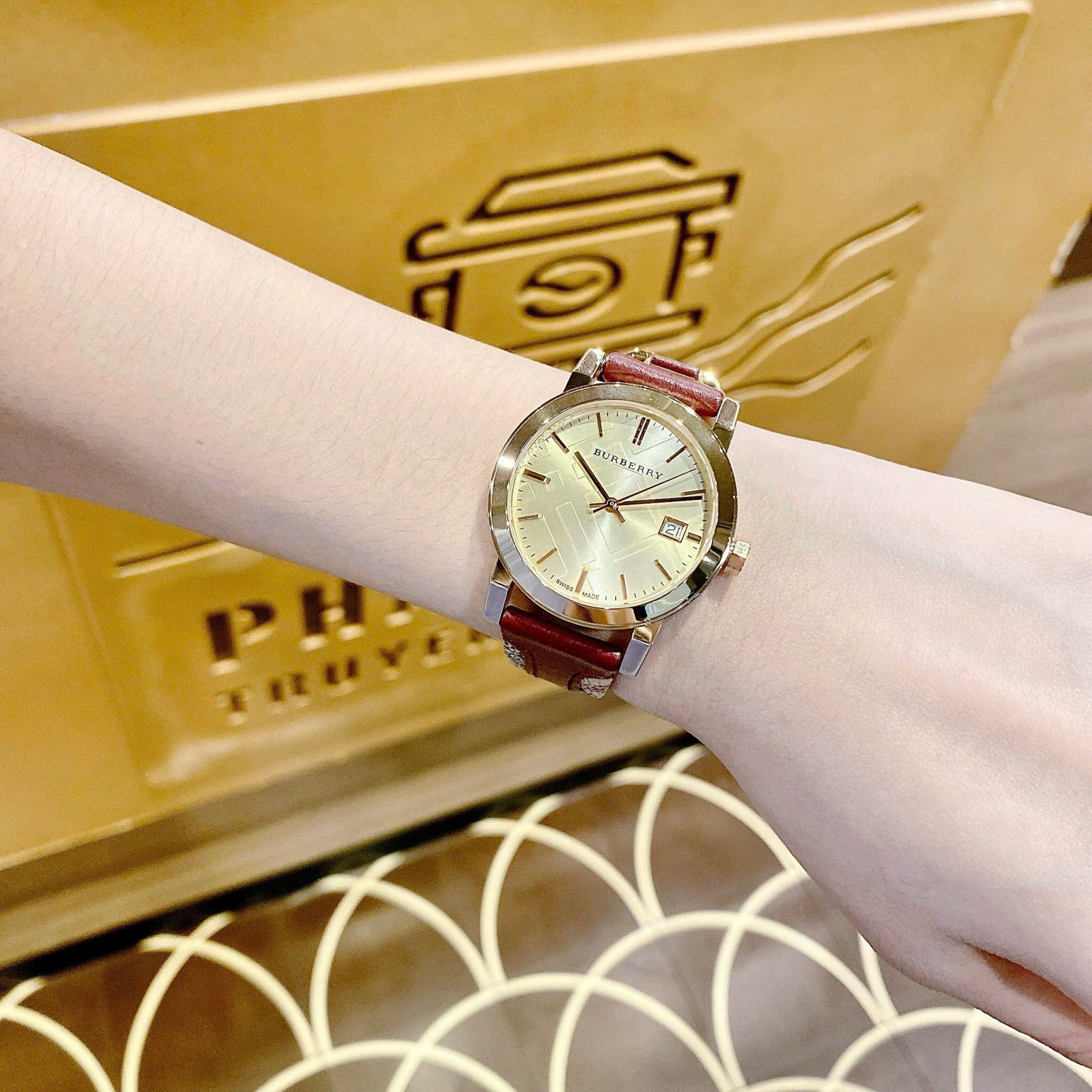 Đồng Hồ Burberry The City Haymarket |Nữ Giới |Vàng Gold |Dây Da Đỏ |Máy Pin (Quartz) |Size 34mm |donghogiatot.vn