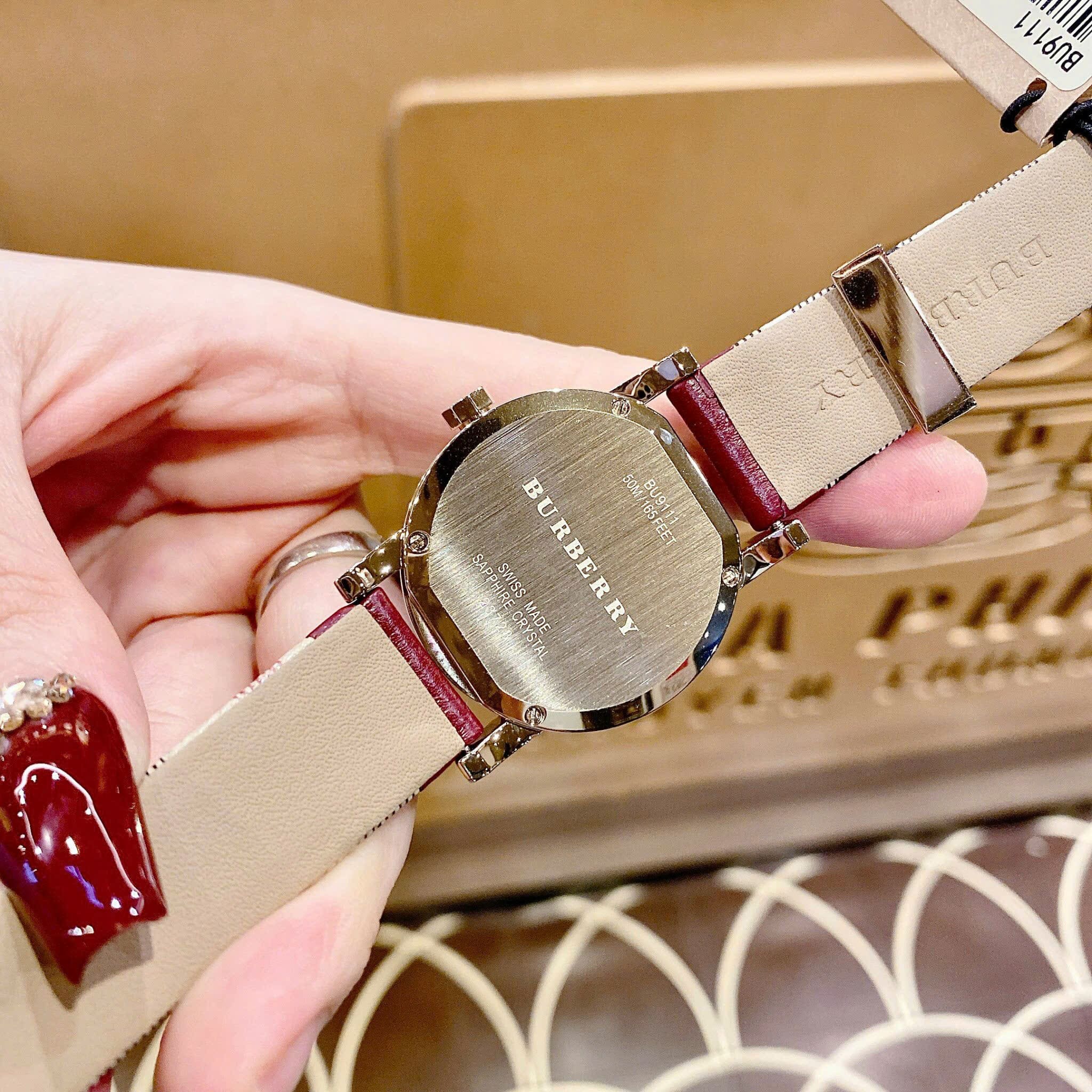 Đồng Hồ Burberry The City Haymarket |Nữ Giới |Vàng Gold |Dây Da Đỏ |Máy Pin (Quartz) |Size 34mm |donghogiatot.vn