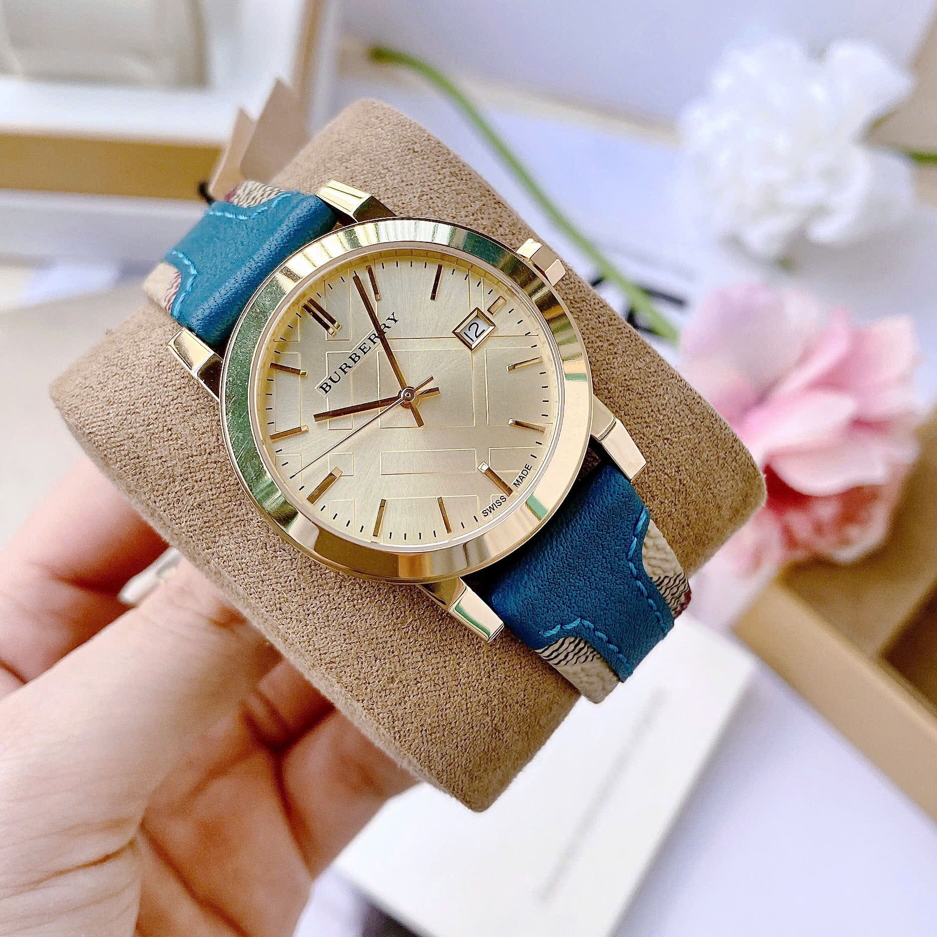 Đồng Hồ Burberry The City Haymarket |Nữ Giới |Vàng Gold |Dây Da Xanh Dương |Máy Pin (Quartz) |Size 34mm |donghogiatot.vn