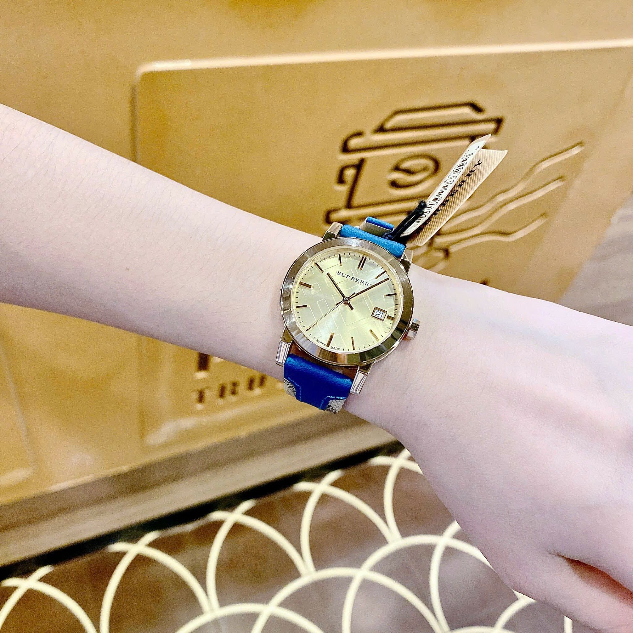 Đồng Hồ Burberry The City Haymarket |Nữ Giới |Vàng Gold |Dây Da Xanh Dương |Máy Pin (Quartz) |Size 34mm |donghogiatot.vn