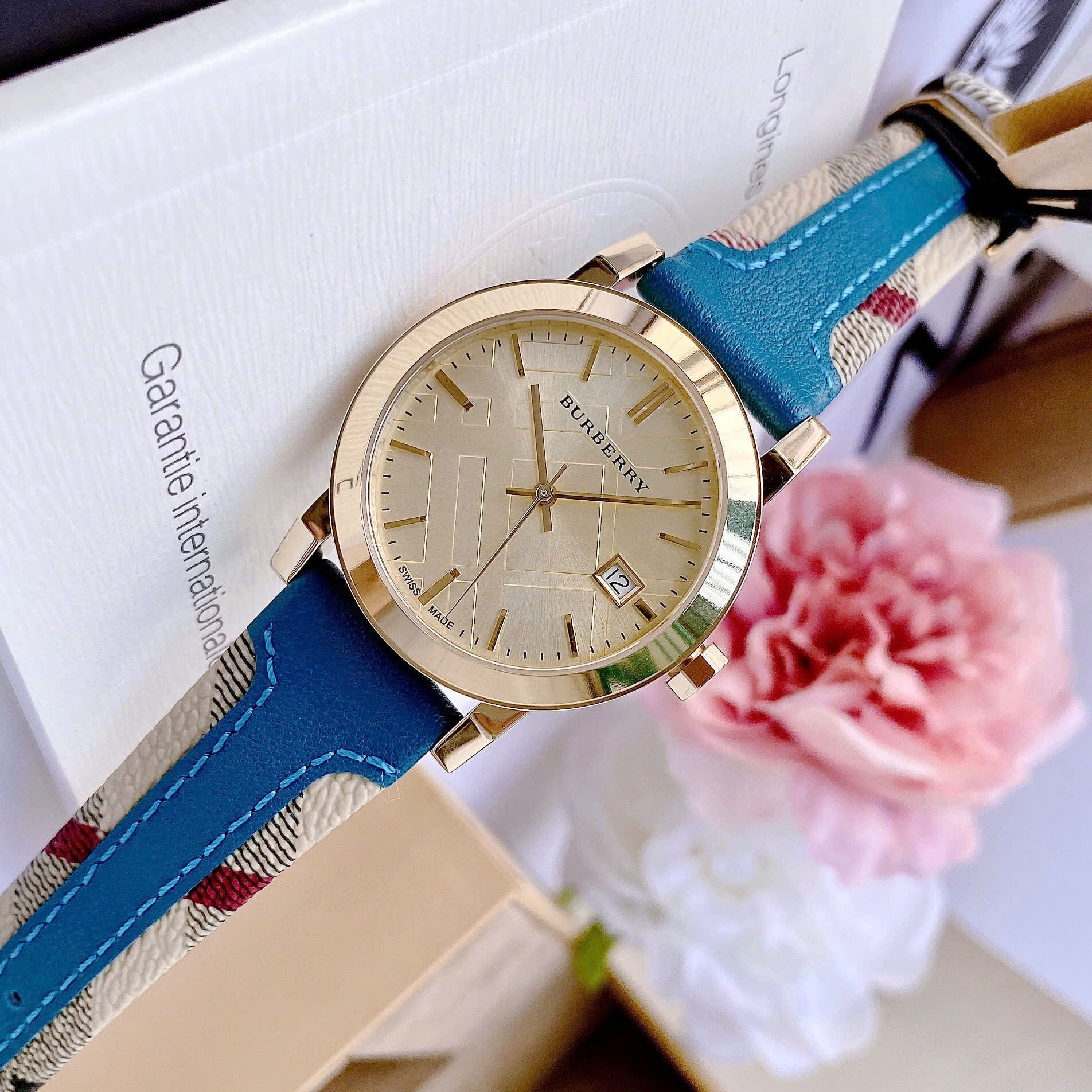 Đồng Hồ Burberry The City Haymarket |Nữ Giới |Vàng Gold |Dây Da Xanh Dương |Máy Pin (Quartz) |Size 34mm |donghogiatot.vn