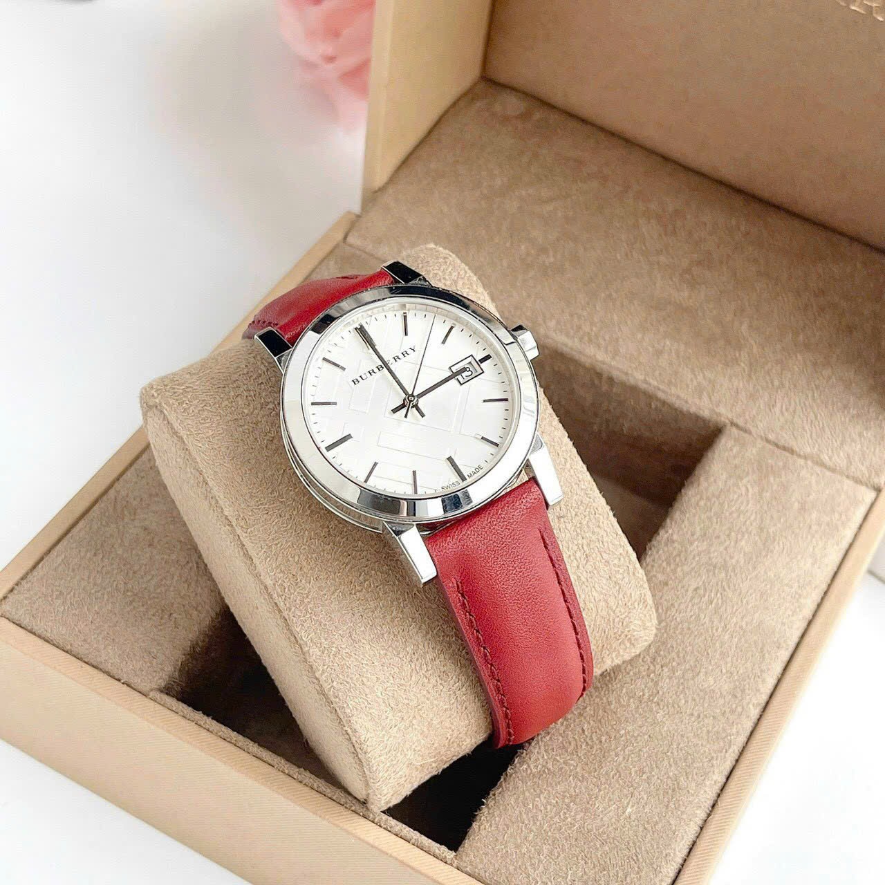 Đồng Hồ Burberry The City |Nữ Giới |Trắng Silver |Dây Da Đỏ |Máy Pin (Quartz) |Size 34mm |donghogiatot.vn
