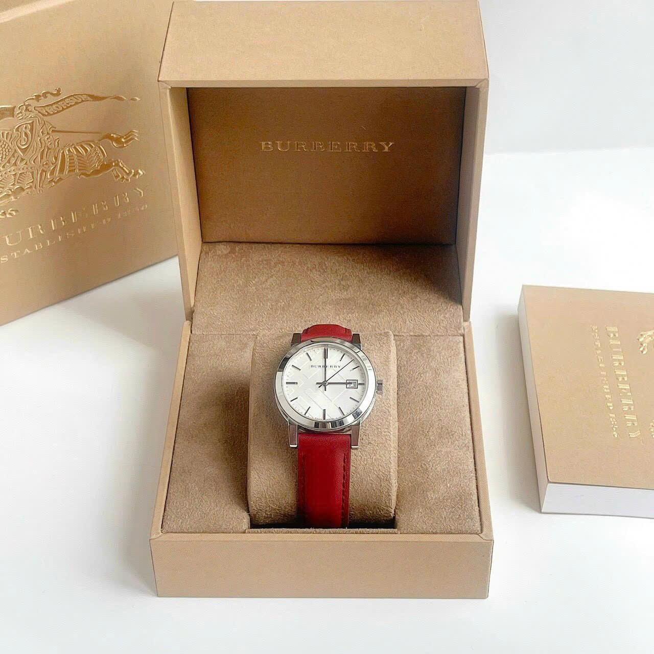 Đồng Hồ Burberry The City |Nữ Giới |Trắng Silver |Dây Da Đỏ |Máy Pin (Quartz) |Size 34mm |donghogiatot.vn