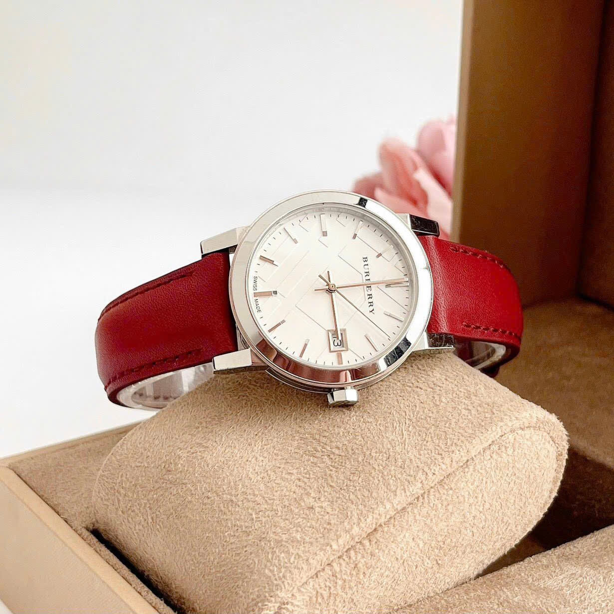 Đồng Hồ Burberry The City |Nữ Giới |Trắng Silver |Dây Da Đỏ |Máy Pin (Quartz) |Size 34mm |donghogiatot.vn
