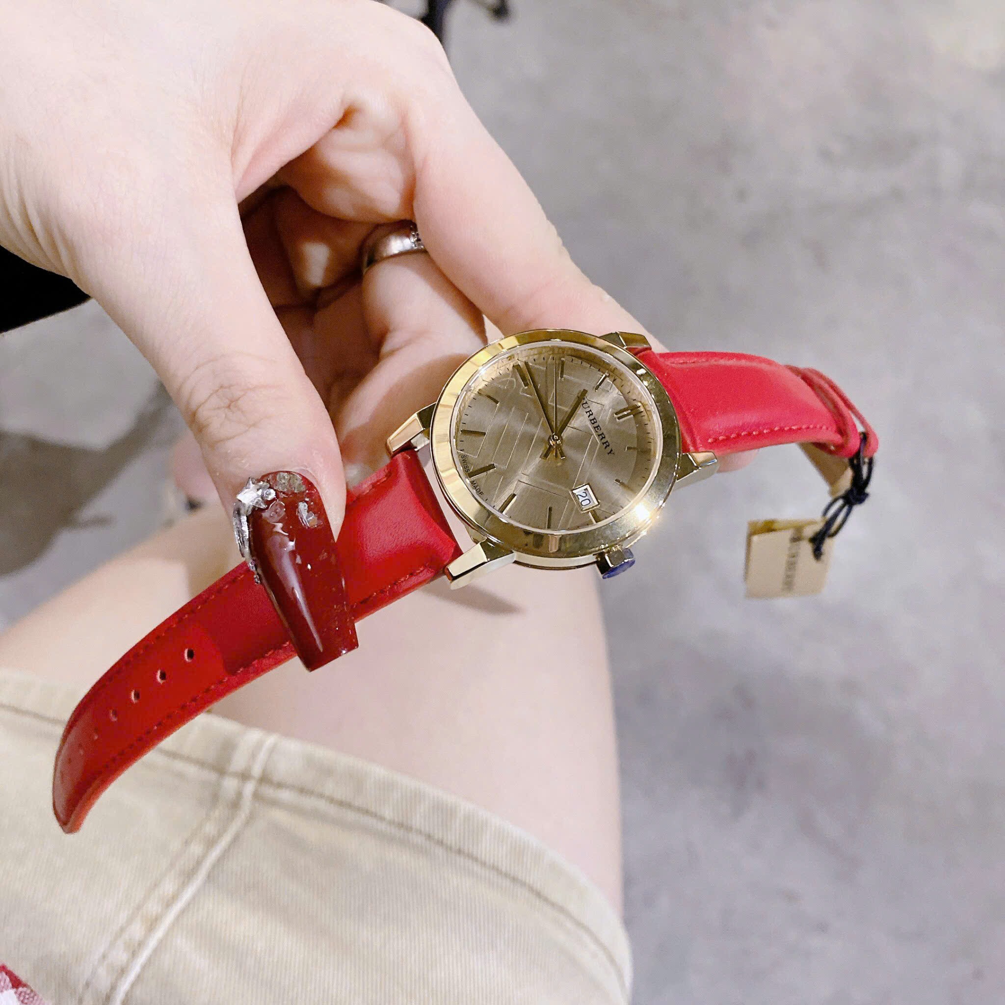 Đồng Hồ Burberry The City |Nữ Giới |Vàng Gold |Dây Da Đỏ |Máy Pin (Quartz) |Size 34mm |donghogiatot.vn