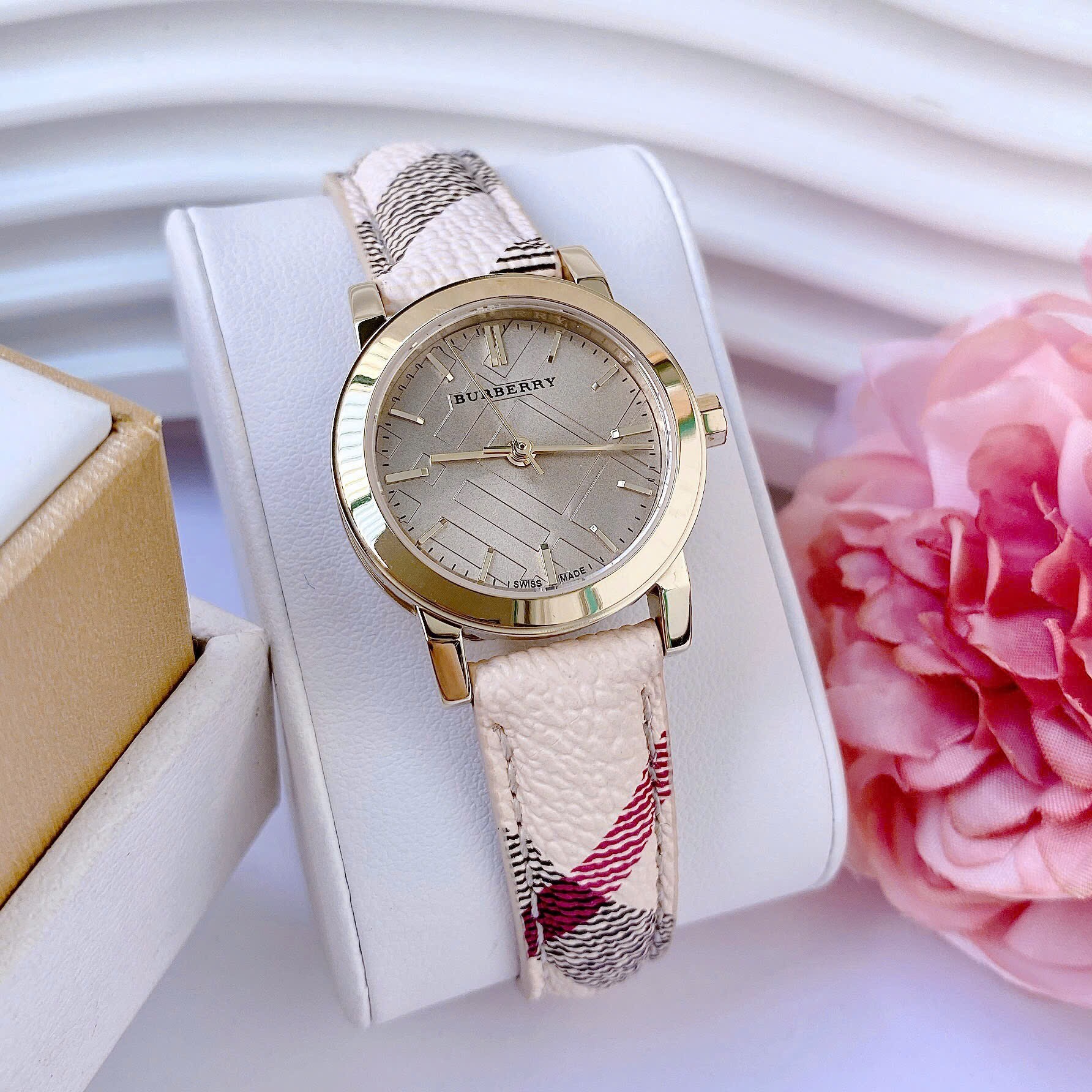 Đồng Hồ Burberry The City |Nữ Giới |Vàng Gold |Dây Da Sọc |Máy Pin (Quartz) |Size 26mm |donghogiatot.vn