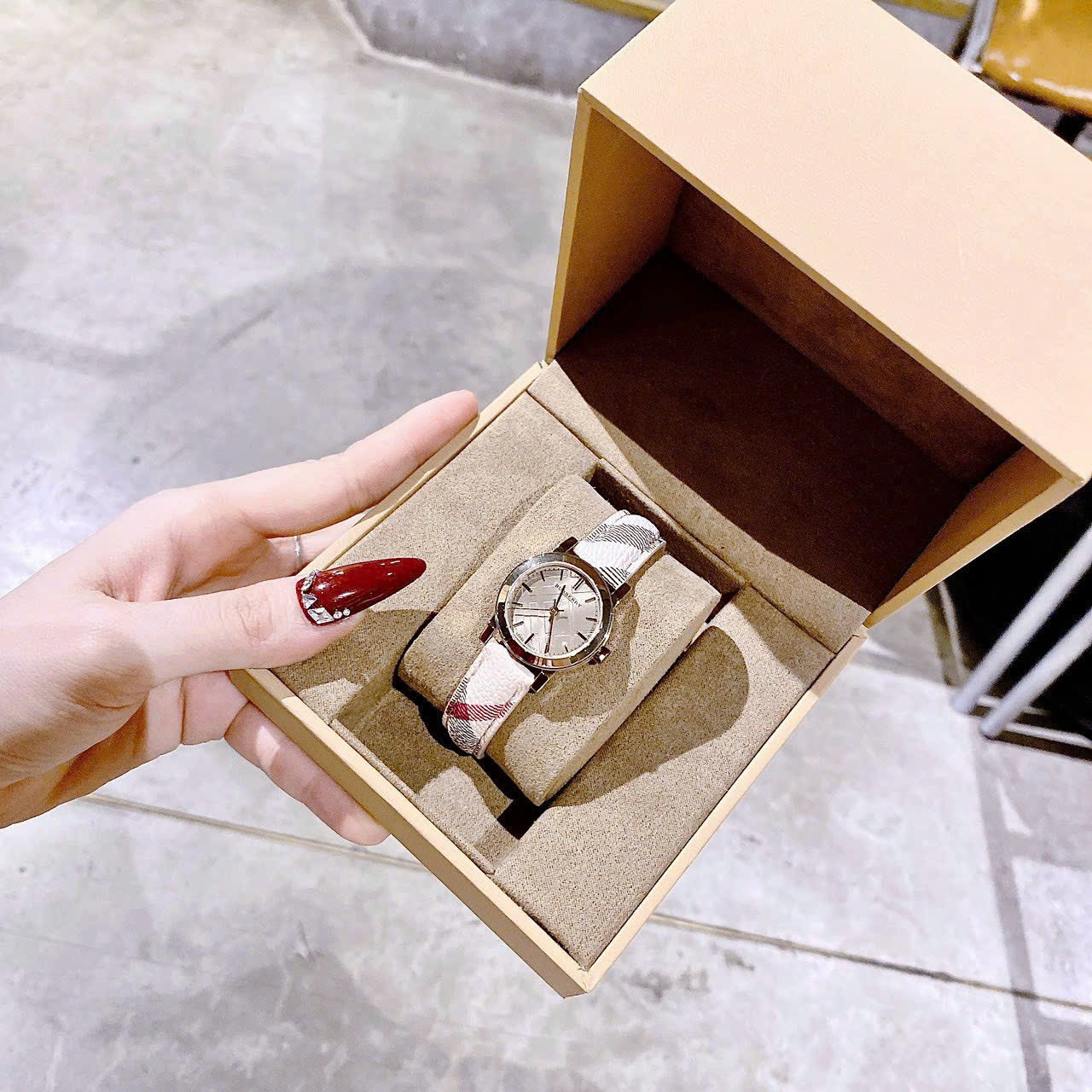 Đồng Hồ Burberry The City |Nữ Giới |Vàng Gold |Dây Da Sọc |Máy Pin (Quartz) |Size 26mm |donghogiatot.vn