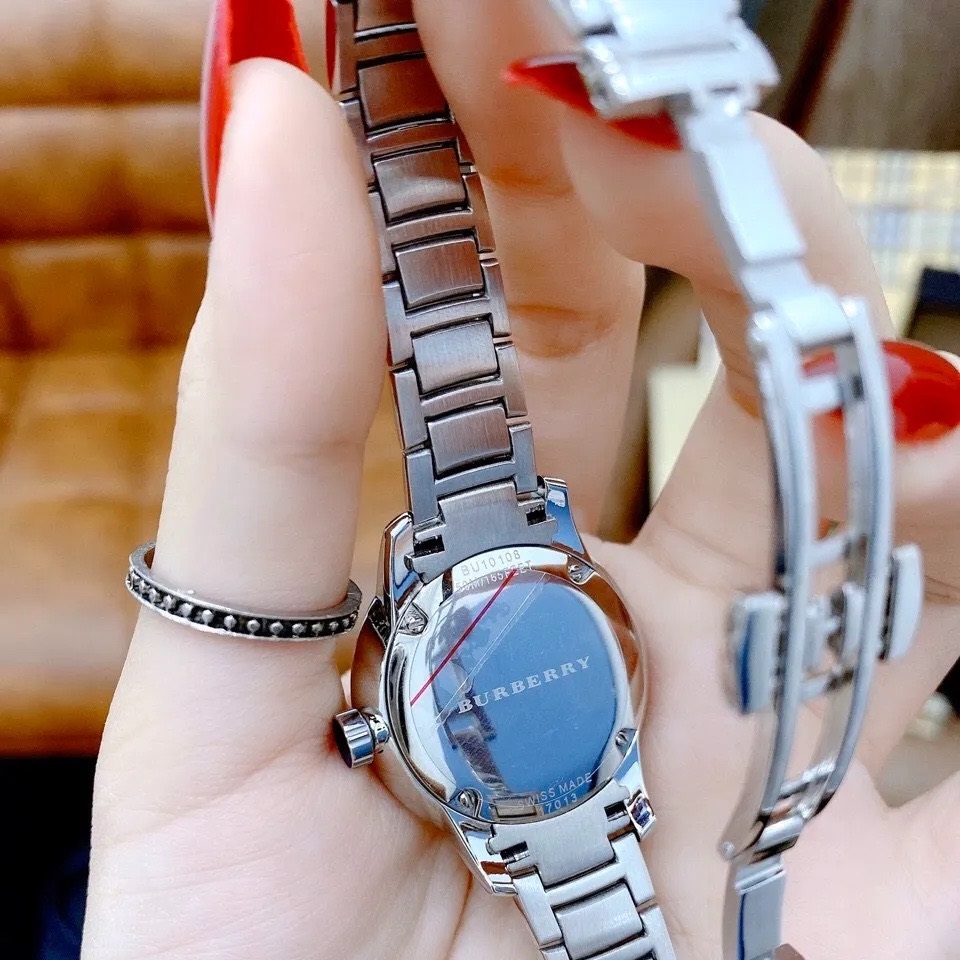 Đồng Hồ Burberry The Classic Round |Nữ Giới |Mặt Trắng |Dây Kim Loại Silver |Máy Pin (Quartz) |Size 32mm |donghogiatot.vn
