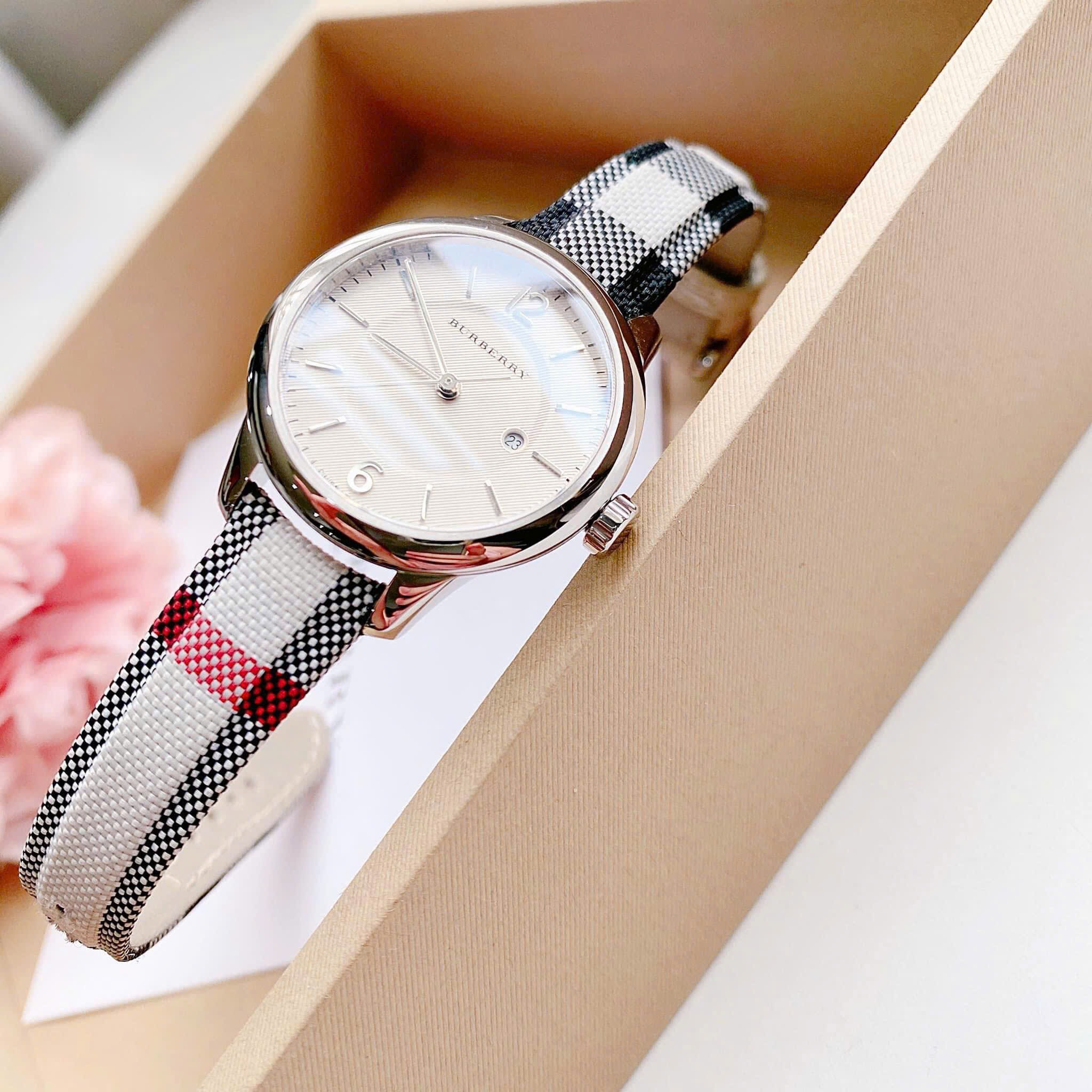 Đồng Hồ Burberry The Classic Round |Nữ Giới |Silver |Dây Vải Bọc Da Nude |Máy Pin (Quartz) |Size 32mm |donghogiatot.vn