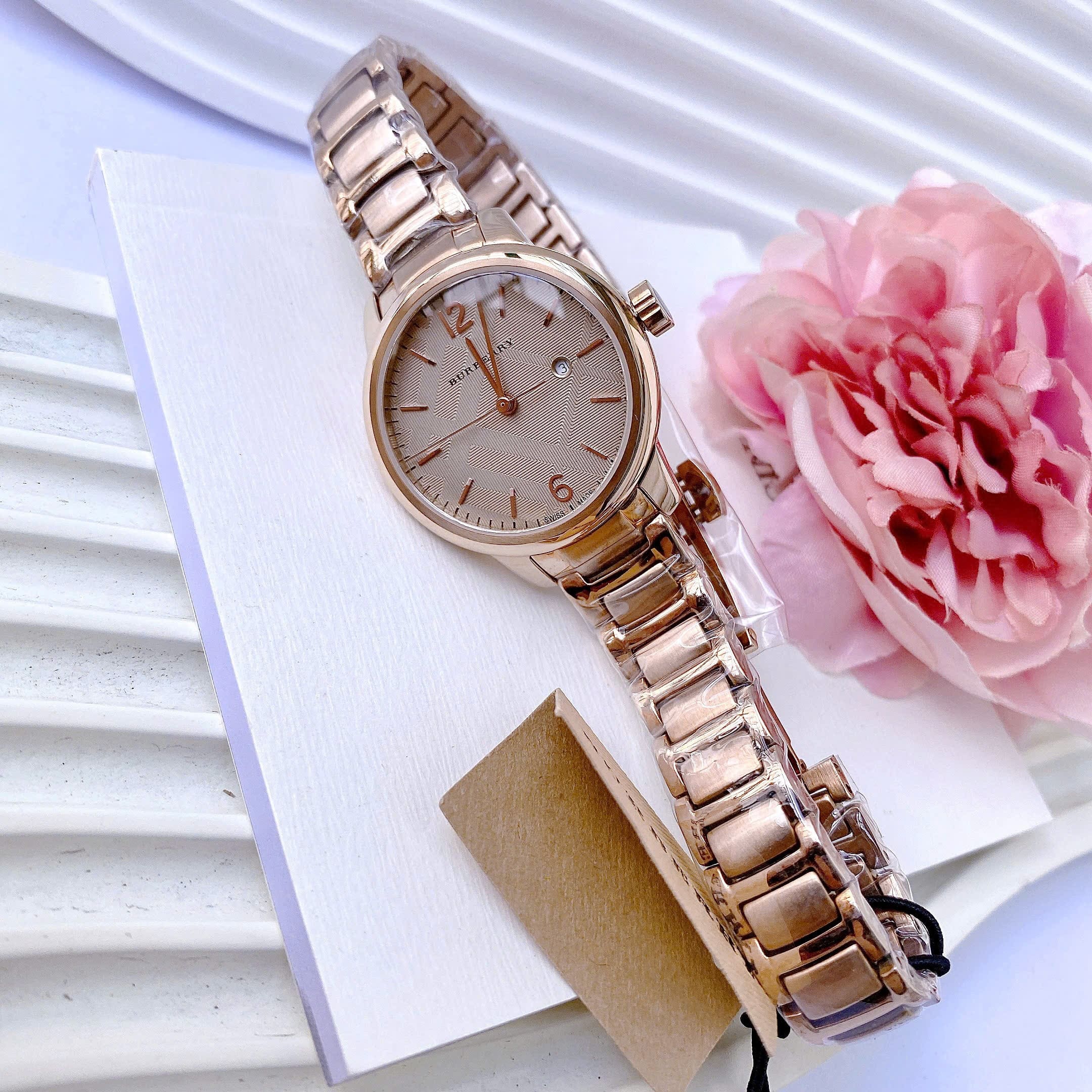 Đồng Hồ Burberry The Classic Round |Nữ Giới |Mặt Tròn |Dây Kim Loại Rose Gold |Máy Pin (Quartz) |Size 32mm |donghogiatot.vn