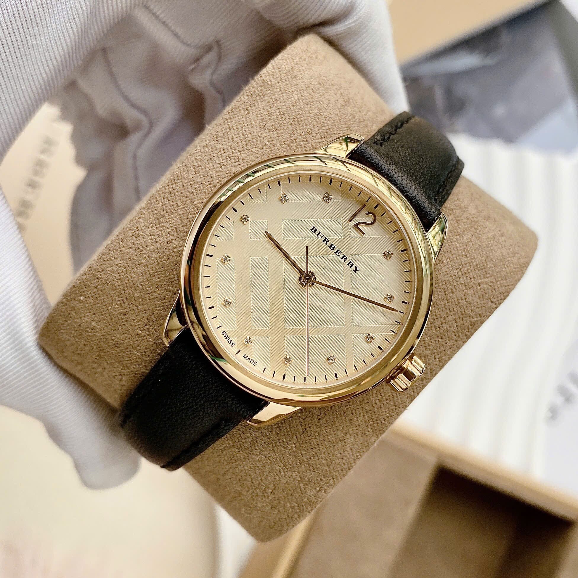 Đồng Hồ Burberry The Classic Round |Nữ Giới |Vàng Gold |Dây Da Đen |Máy Pin (Quartz) |Size 32mm |donghogiatot.vn
