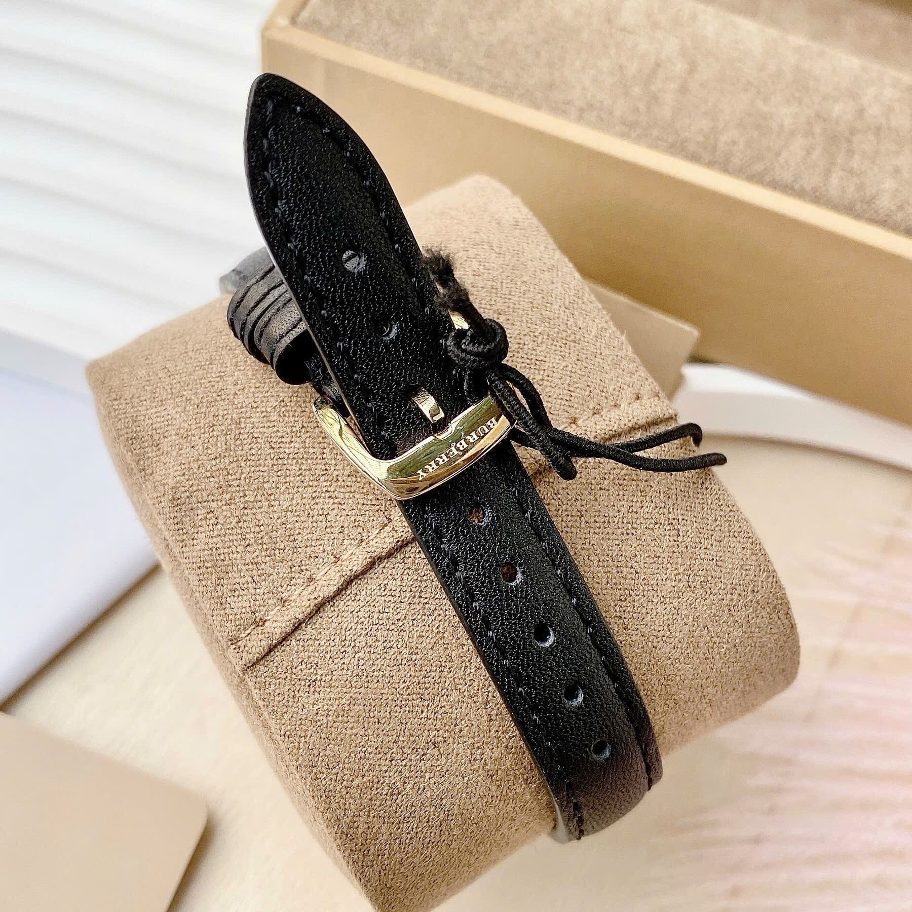 Đồng Hồ Burberry The Classic Round |Nữ Giới |Vàng Gold |Dây Da Đen |Máy Pin (Quartz) |Size 32mm |donghogiatot.vn