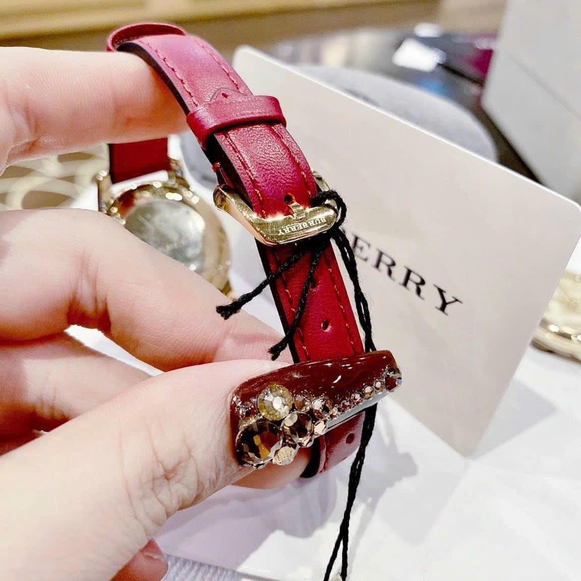 Đồng Hồ Burberry The Classic Round |Nữ Giới |Vàng Gold |Dây Da Đỏ |Máy Pin (Quartz) |Size 32mm |donghogiatot.vn