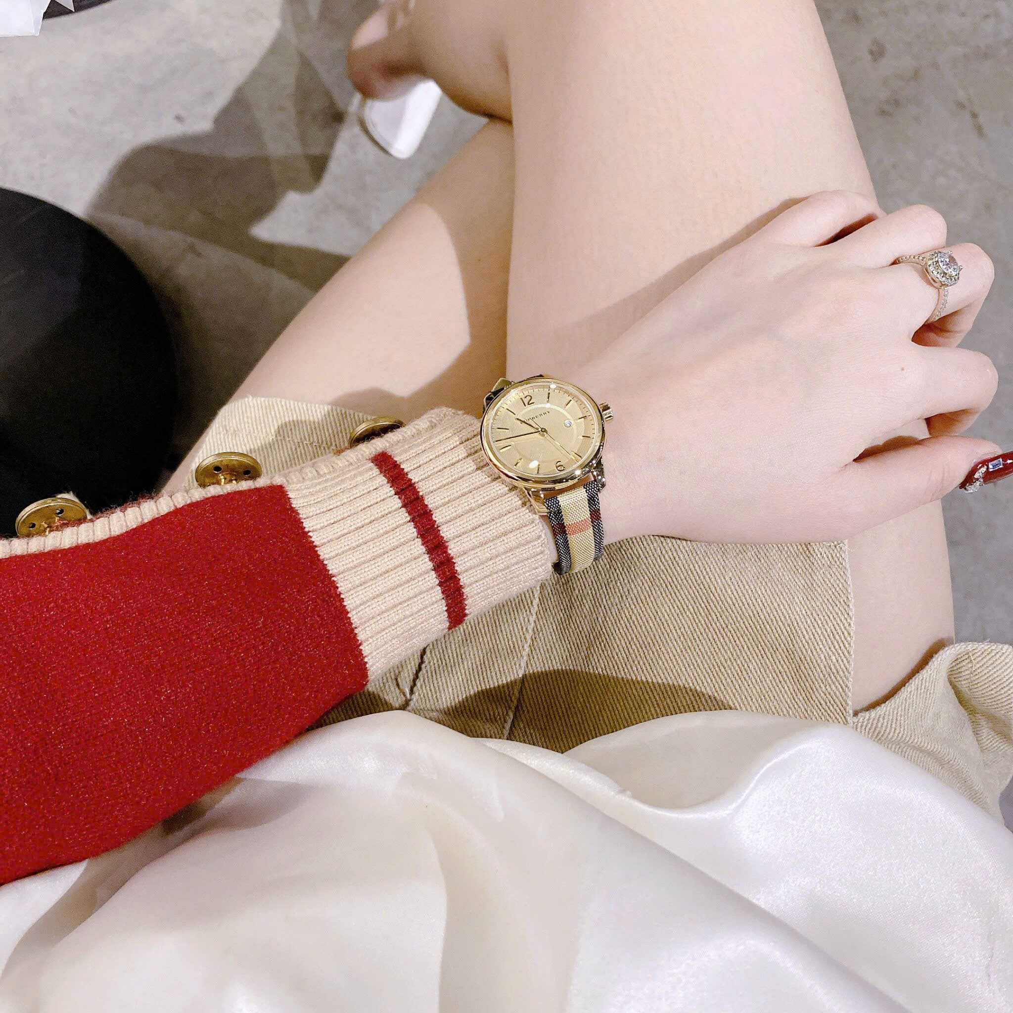 Đồng Hồ Burberry The Classic Round |Nữ Giới |Vàng Gold |Dây Vải Bọc Da Nâu |Máy Pin (Quartz) |Size 32mm |donghogiatot.vn