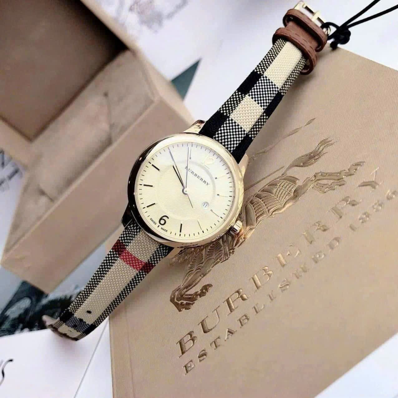 Đồng Hồ Burberry The Classic Round |Nữ Giới |Vàng Gold |Dây Vải Bọc Da Nâu |Máy Pin (Quartz) |Size 32mm |donghogiatot.vn