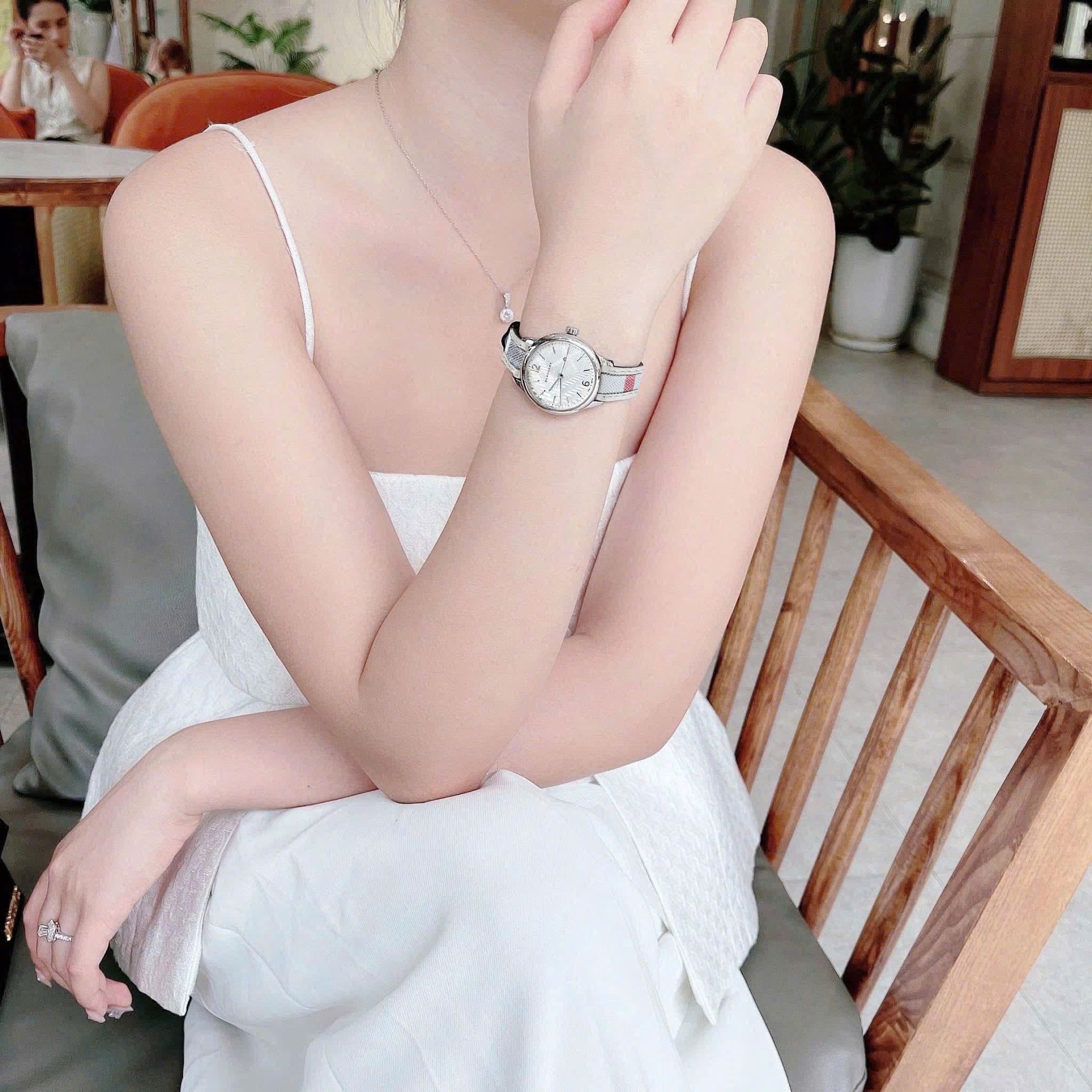 Đồng Hồ Burberry The Classic Round |Nữ Giới |Silver |Dây Vải Bọc Da Trắng |Máy Pin (Quartz) |Size 32mm |donghogiatot.vn