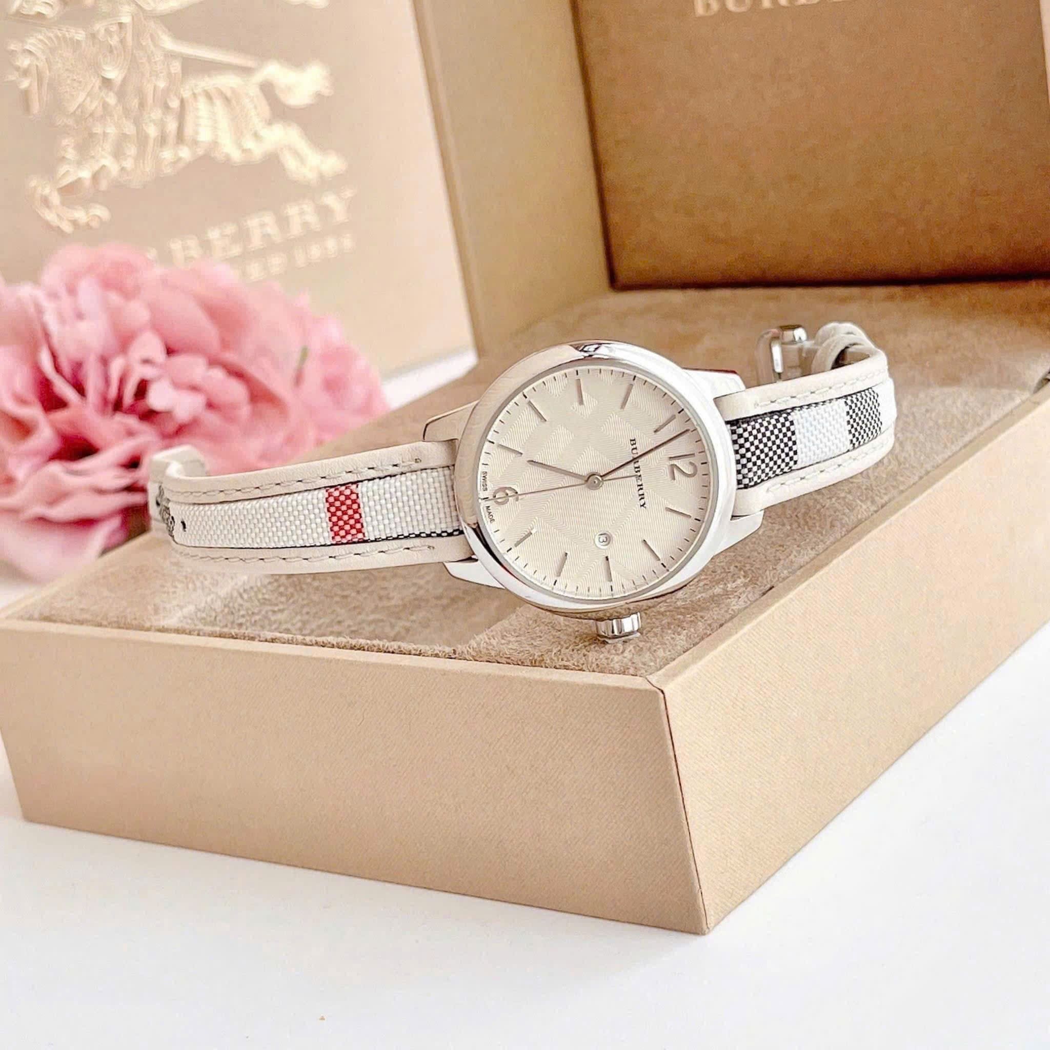 Đồng Hồ Burberry The Classic Round |Nữ Giới |Silver |Dây Vải Bọc Da Trắng |Máy Pin (Quartz) |Size 32mm |donghogiatot.vn