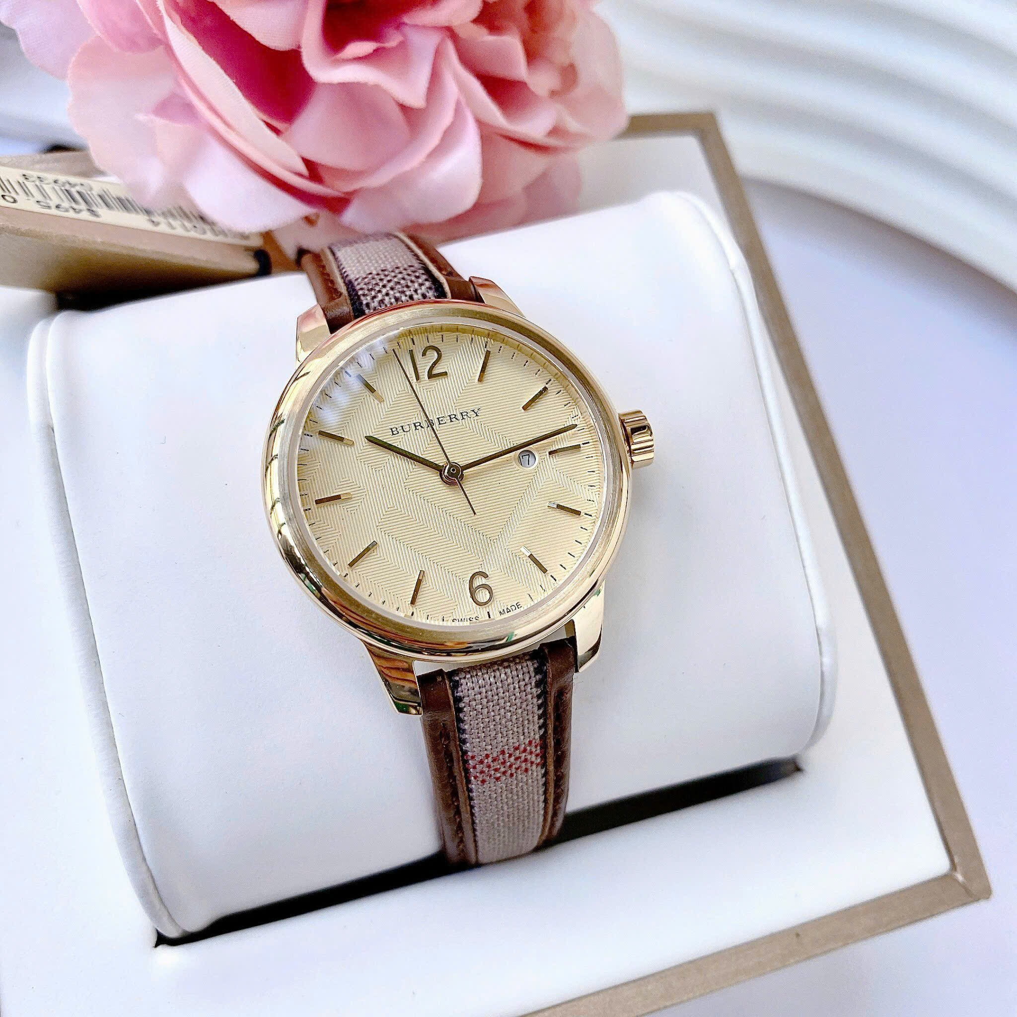 Đồng Hồ Burberry The Classic Round |Nữ Giới |Vàng Gold |Dây Vải Bọc Da Nâu |Máy Pin (Quartz) |Size 32mm |donghogiatot.vn