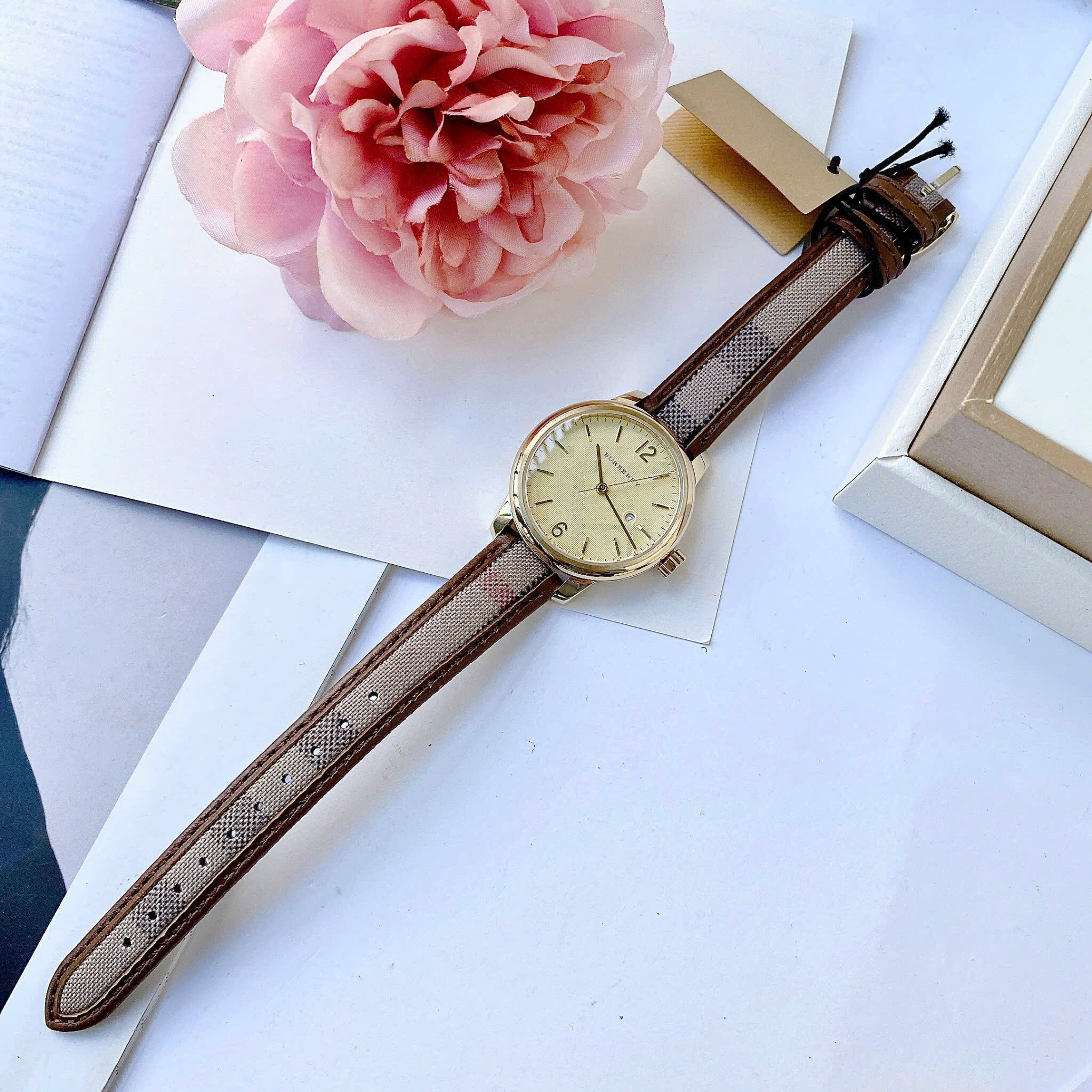 Đồng Hồ Burberry The Classic Round |Nữ Giới |Vàng Gold |Dây Vải Bọc Da Nâu |Máy Pin (Quartz) |Size 32mm |donghogiatot.vn