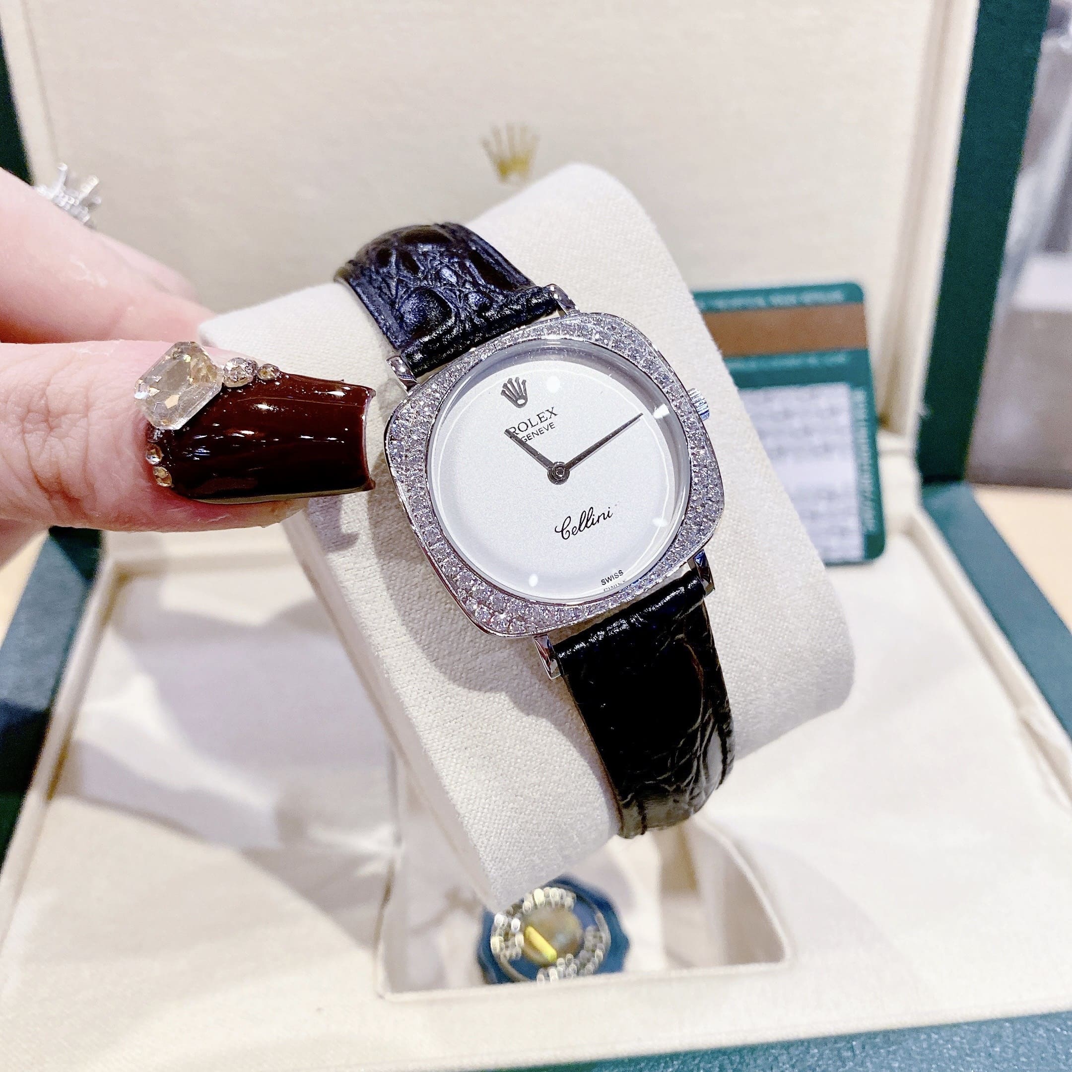 Đồng Hồ Rolex Cellini |Nữ Giới |Mặt Vuông |Đính Đá |Dây Da Đen |Máy Pin (Máy Quartz) |Size 33mm |donghogiatot.vn