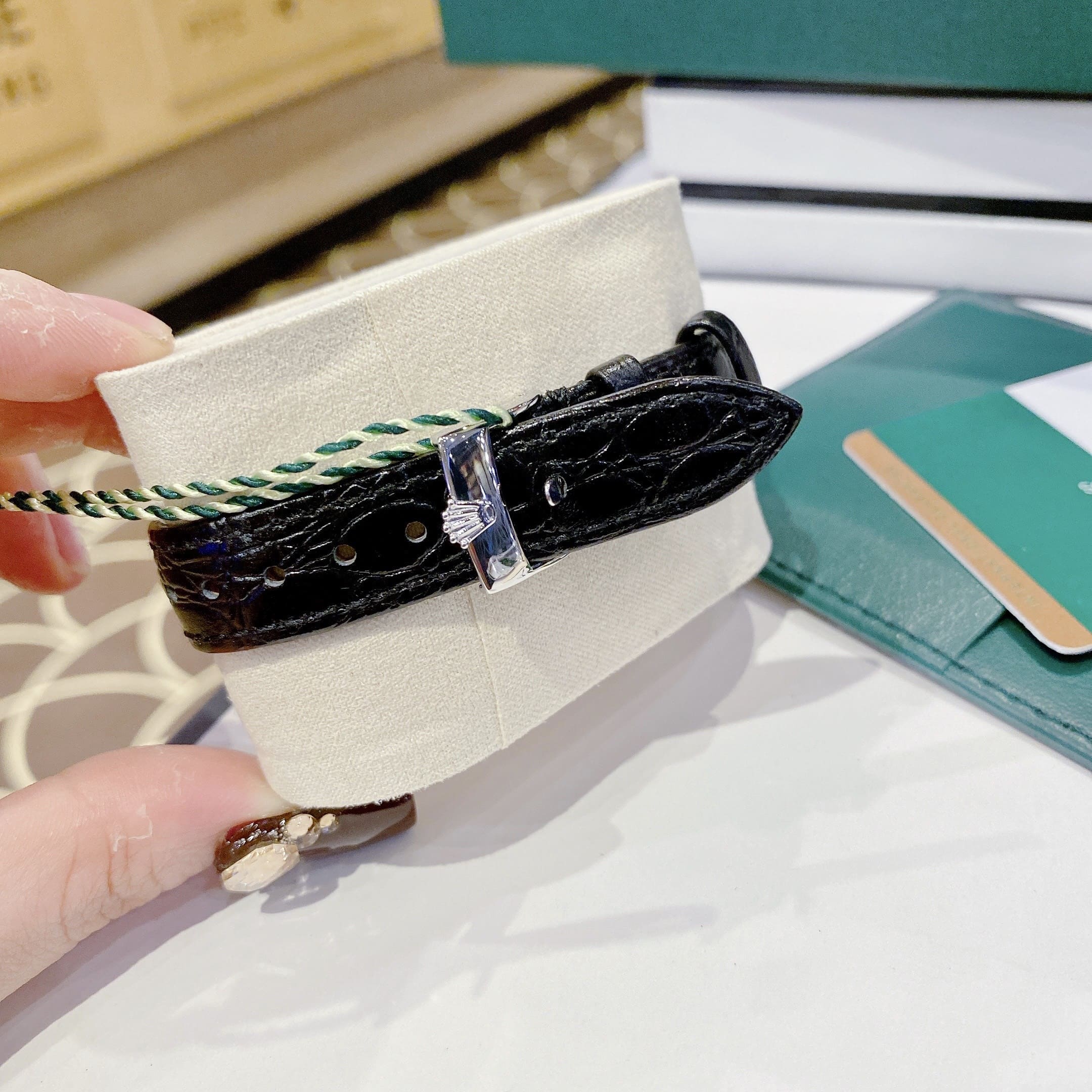 Đồng Hồ Rolex Cellini |Nữ Giới |Mặt Vuông |Đính Đá |Dây Da Đen |Máy Pin (Máy Quartz) |Size 33mm |donghogiatot.vn
