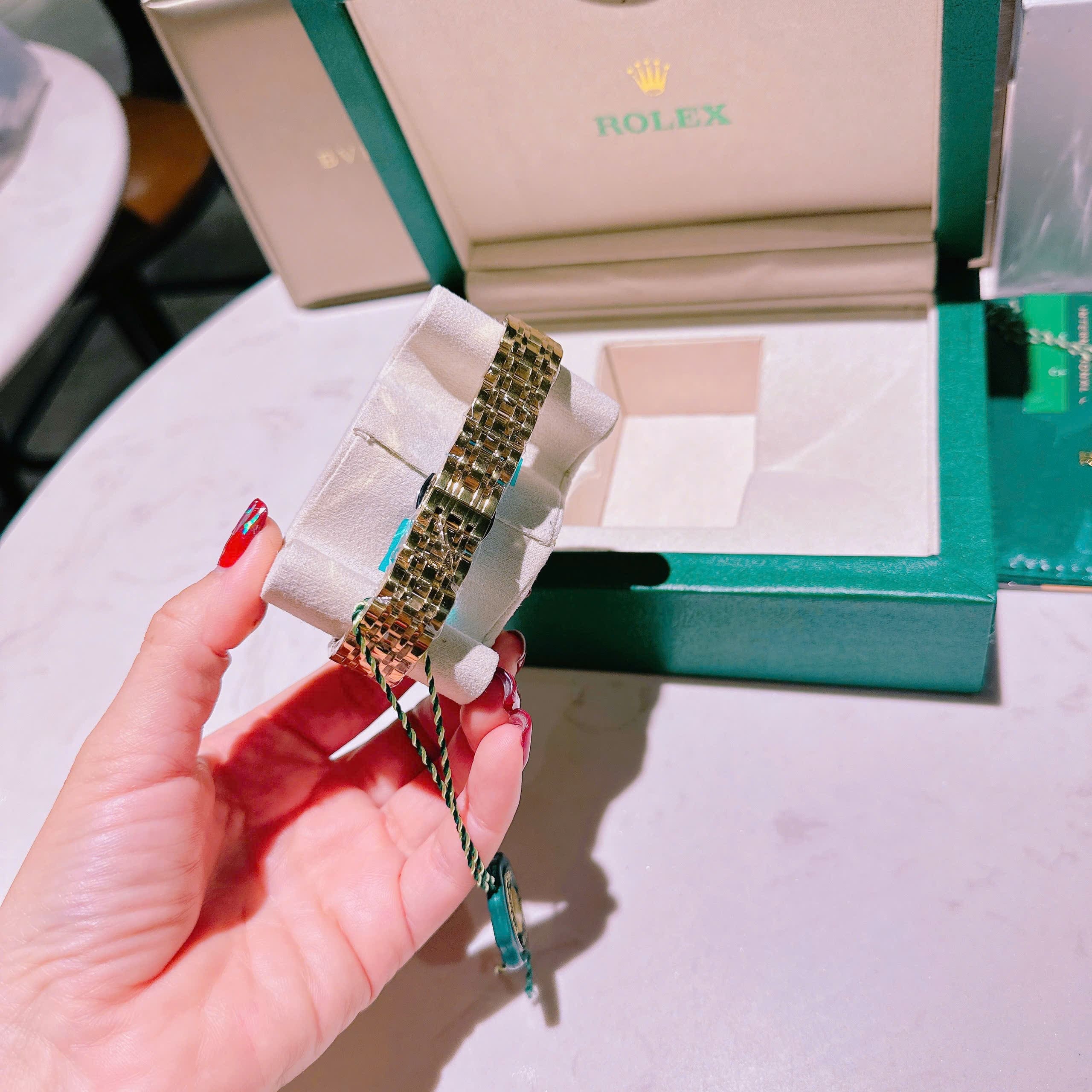 Đồng Hồ Rolex Cellini |Nữ Giới |Mặt Vuông |Đính Đá |Dây Kim Loại Vàng Gold |Máy Pin (Máy Quartz) |Size 33mm |donghogiatot.vn