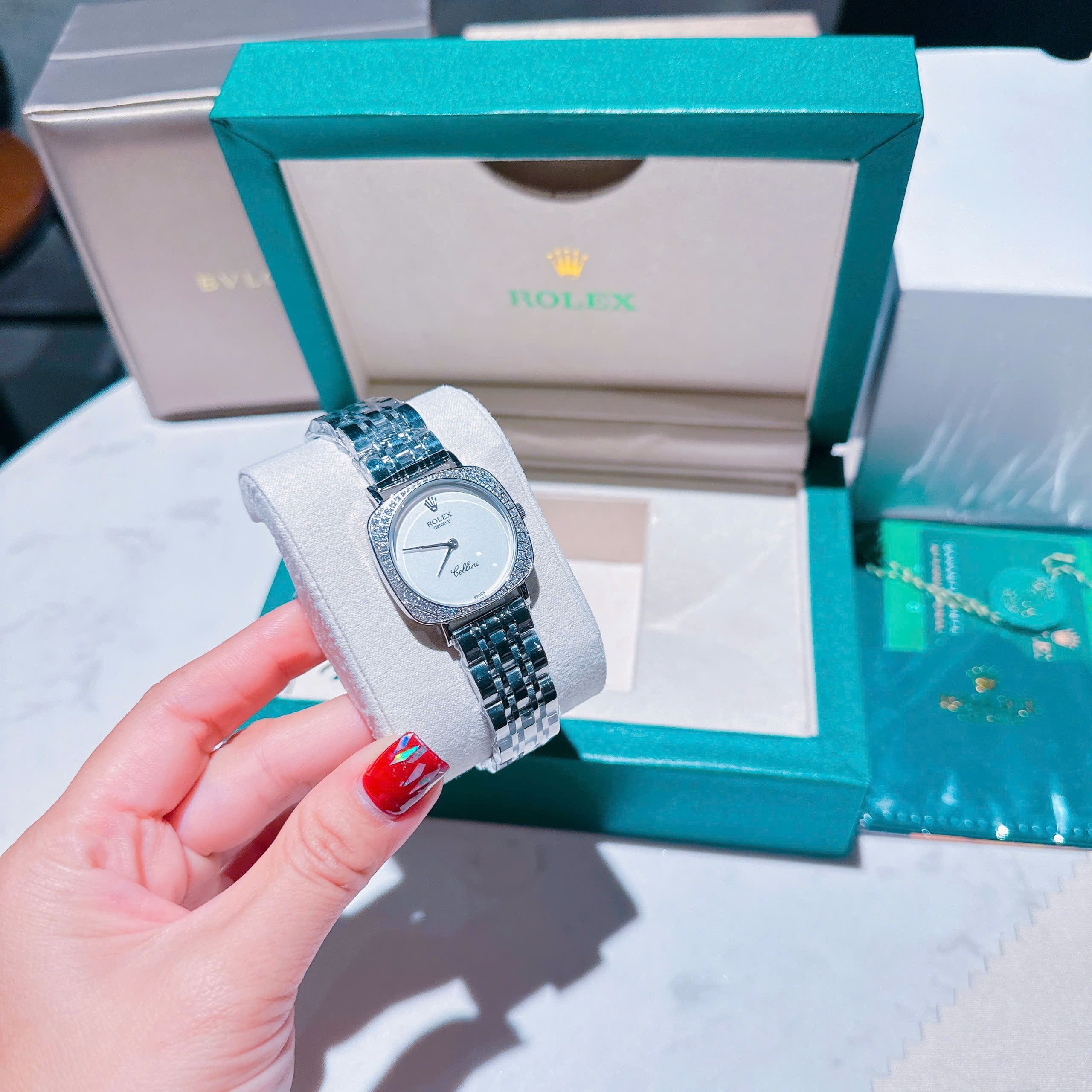 Đồng Hồ Rolex Cellini |Nữ Giới |Mặt Vuông Trắng |Đính Đá |Dây Kim Loại |Máy Pin (Máy Quartz) |Size 33mm |donghogiatot.vn