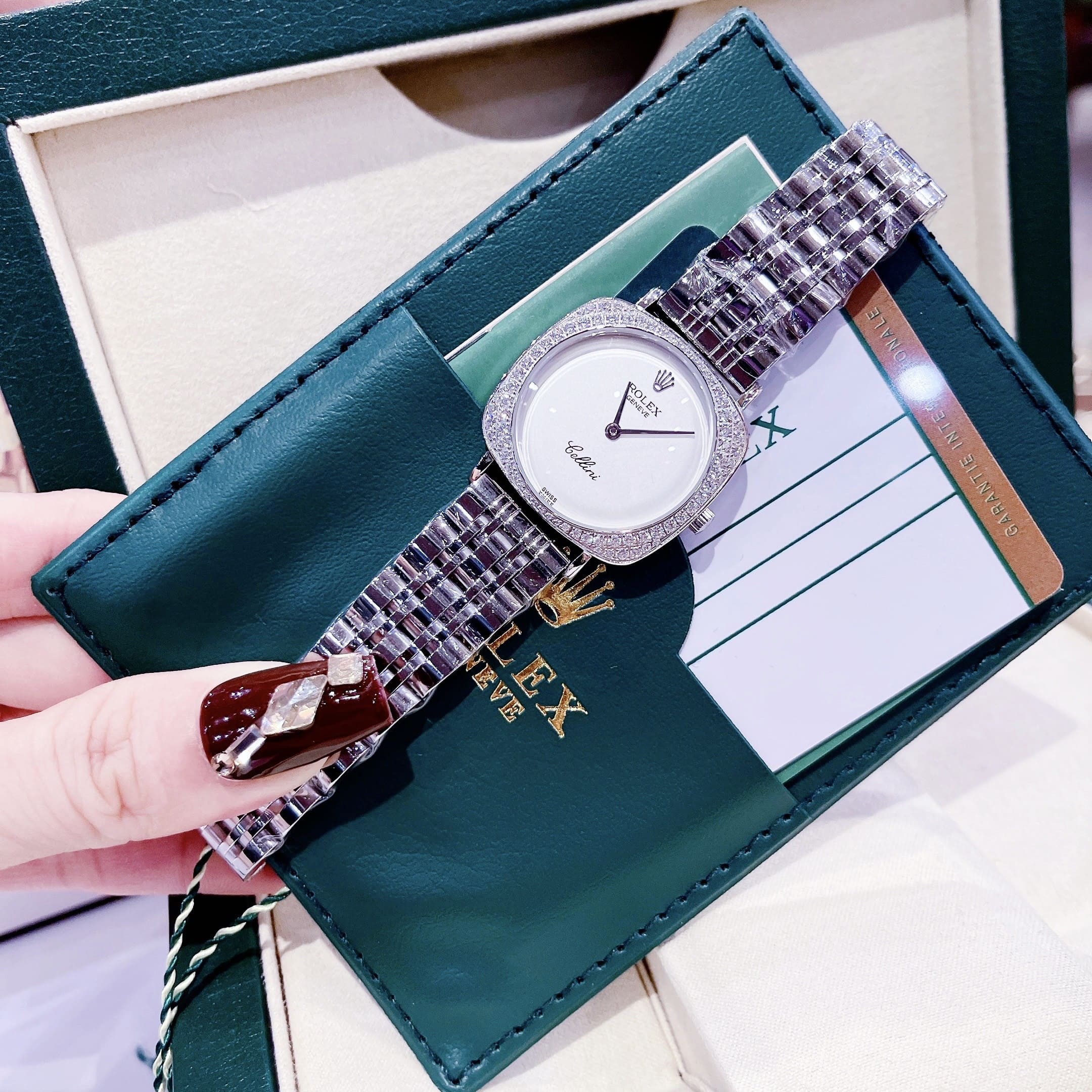 Đồng Hồ Rolex Cellini |Nữ Giới |Mặt Vuông Trắng |Đính Đá |Dây Kim Loại |Máy Pin (Máy Quartz) |Size 33mm |donghogiatot.vn