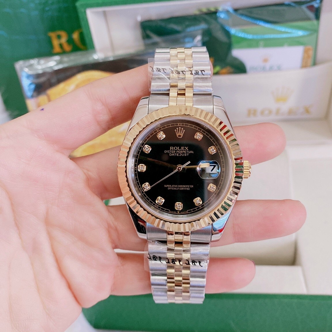 Đồng Hồ Rolex Niềng Khía |Cặp Đôi |Mặt Đen |Dây Kim Loại Demi Vàng Gold |Máy Pin (Máy Quartz) |Size 41x31mm |donghogiatot.vn