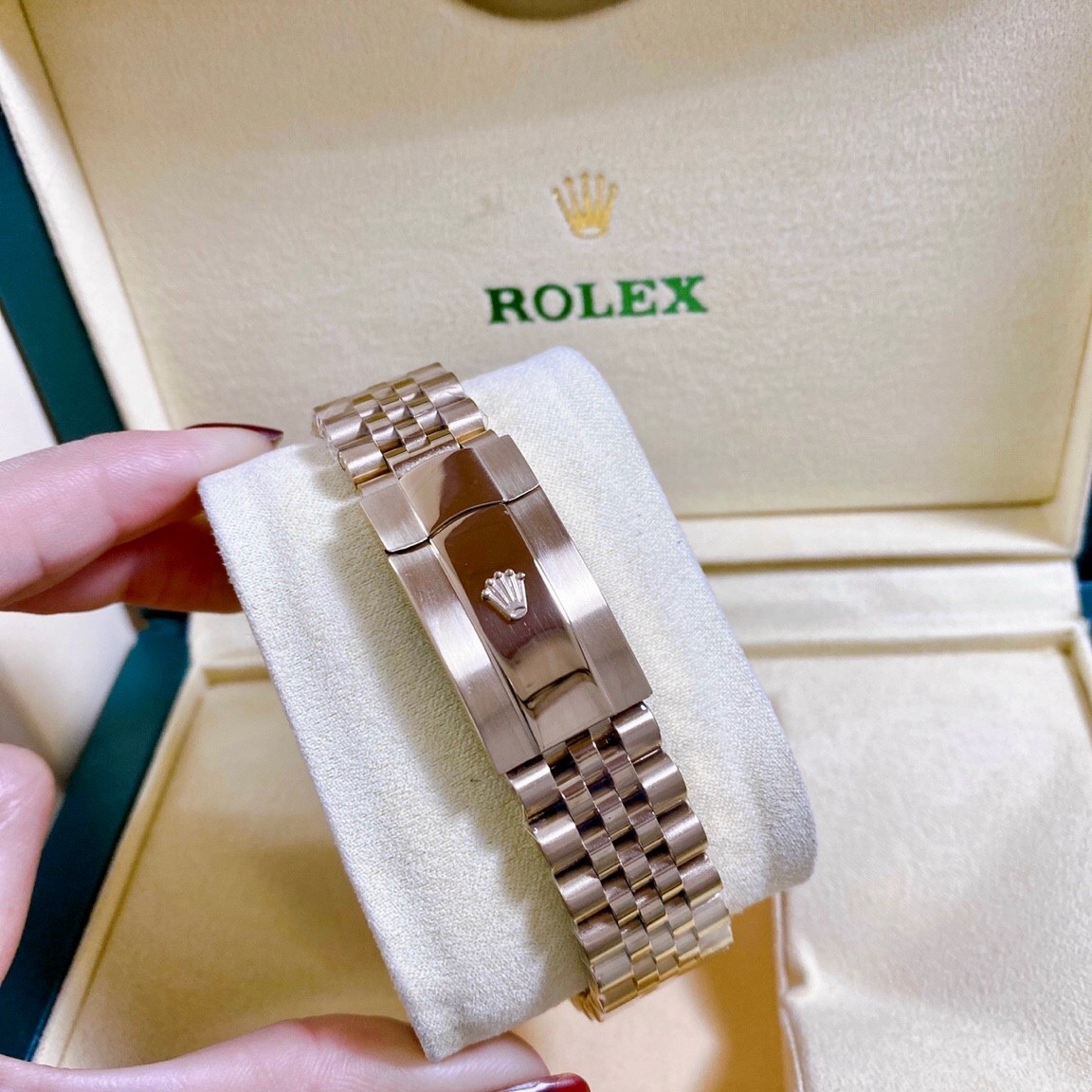 Đồng Hồ Rolex Niềng Khía |Cặp Đôi |Mặt Đen |Dây Kim Loại Vàng Gold |Máy Pin (Máy Quartz) |Size 41x31mm |donghogiatot.vn