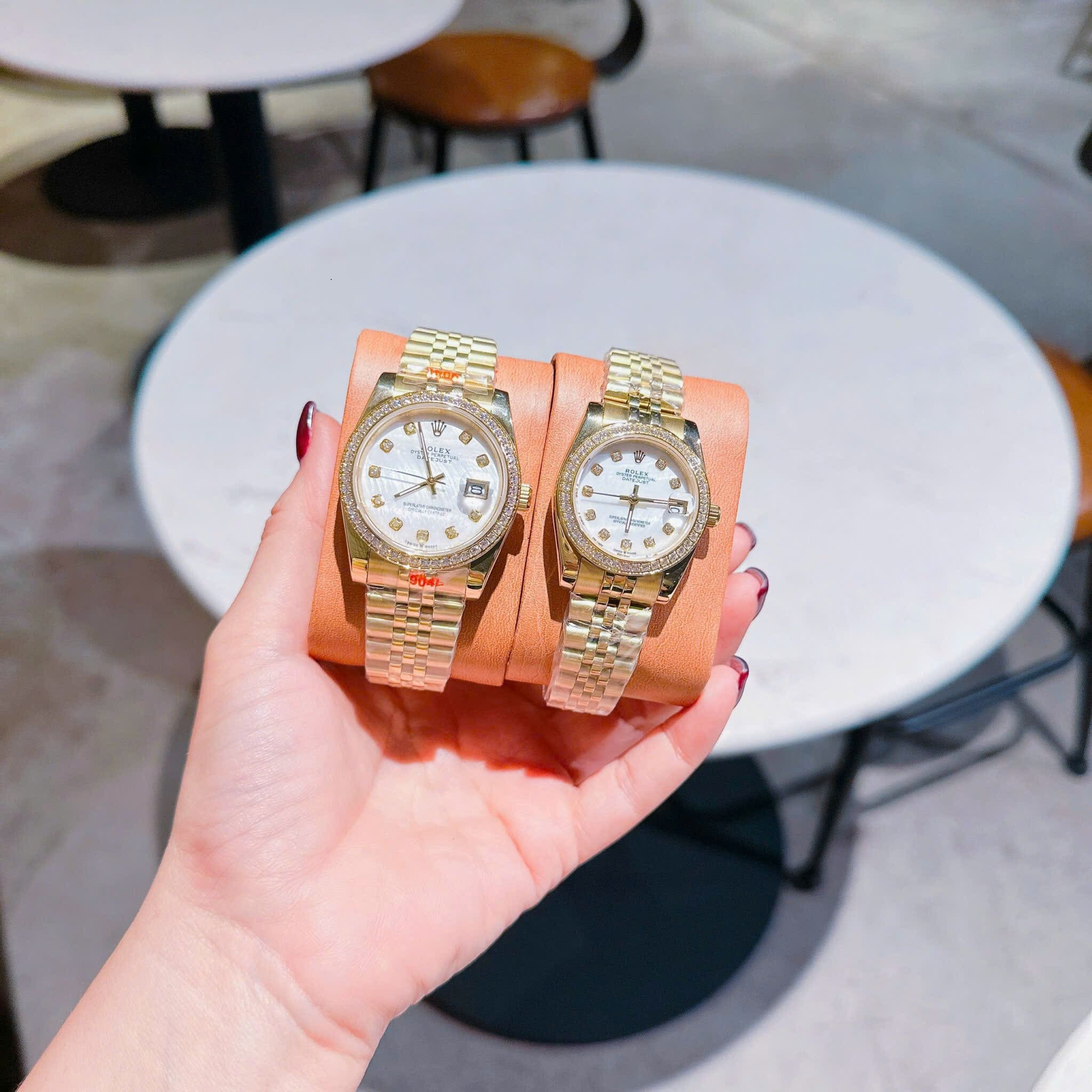 Đồng Hồ Rolex Đính Đá |Cặp Đôi |Mặt Trắng |Dây Kim Loại Vàng Gold |Máy Pin (Máy Quartz) |Size 36x31mm |donghogiatot.vn