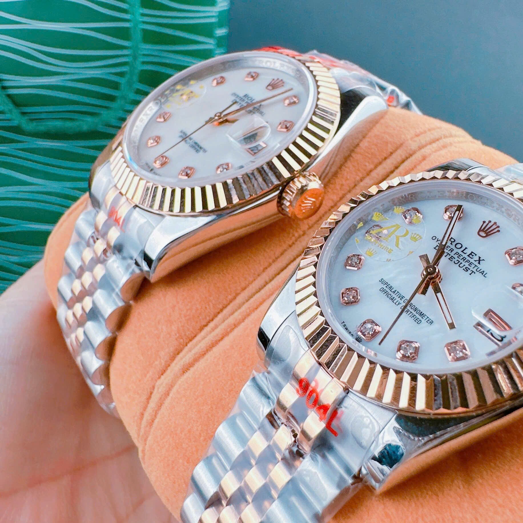 Đồng Hồ Rolex Niềng Khía |Cặp Đôi |Mặt Trắng |Dây Kim Loại Demi Rose Gold |Máy Cơ (Automatic) |Size 41x31mm |donghogiatot.vn