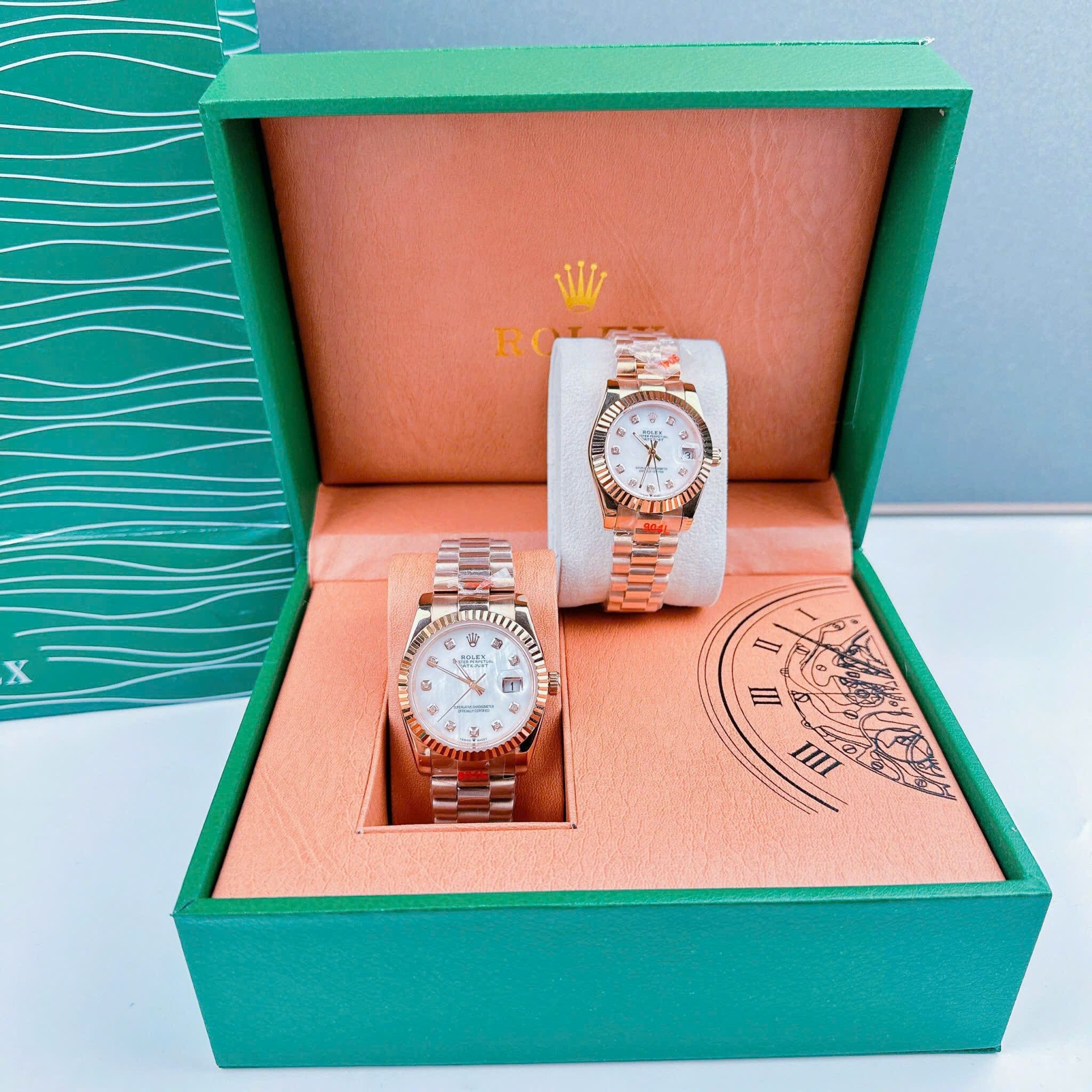 Đồng Hồ Rolex Niềng Khía |Cặp Đôi |Mặt Trắng |Dây Kim Loại Rose Gold |Máy Pin (Máy Quartz) |Size 36x31mm |donghogiatot.vn