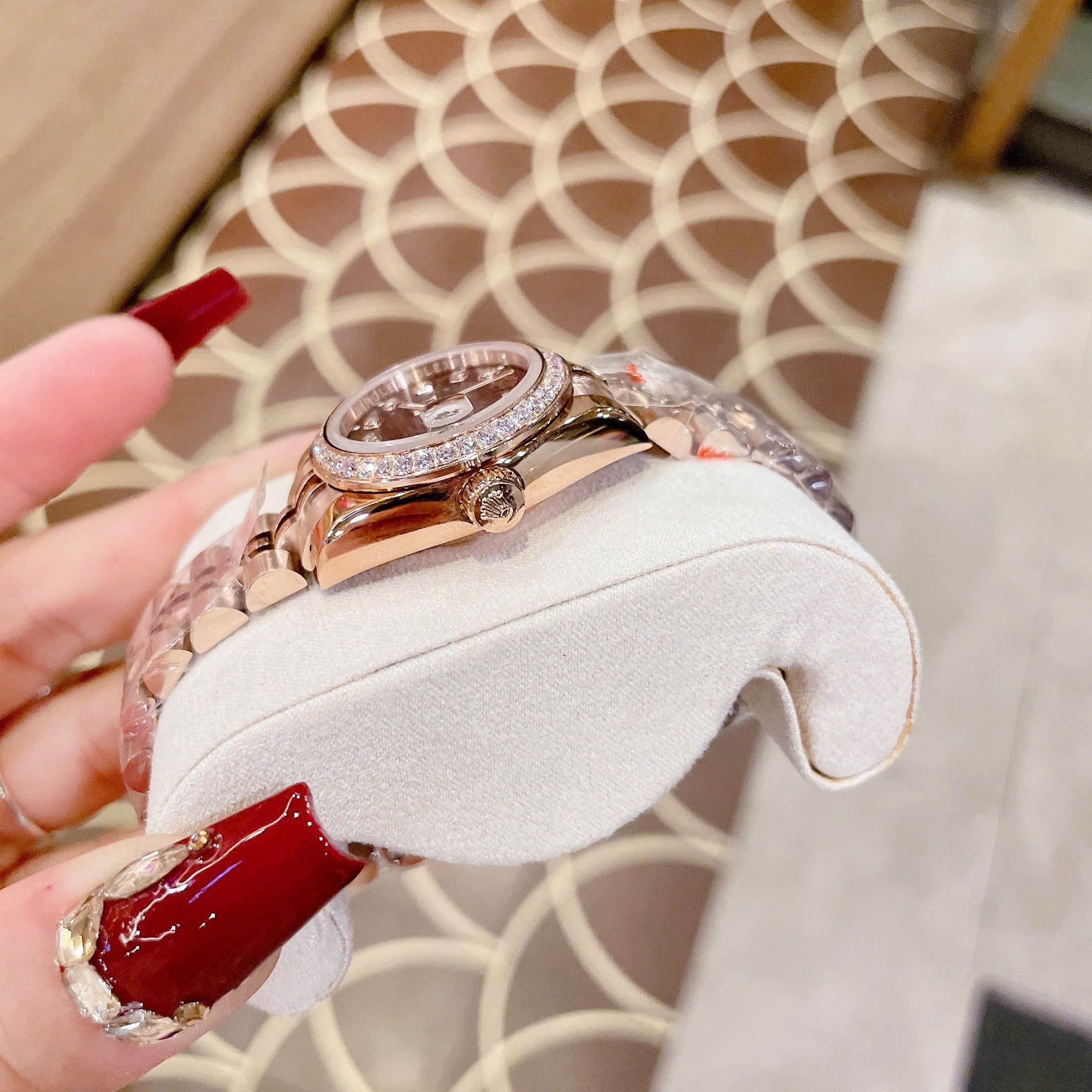 Đồng Hồ Rolex Đính Đá |Nữ Giới |Mặt Vàng |Dây Kim Loại Rose Gold |Máy Pin (Máy Quartz) |Size 28mm |donghogiatot.vn